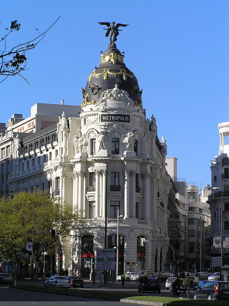 Interior de vivienda de lujo con ventanales
