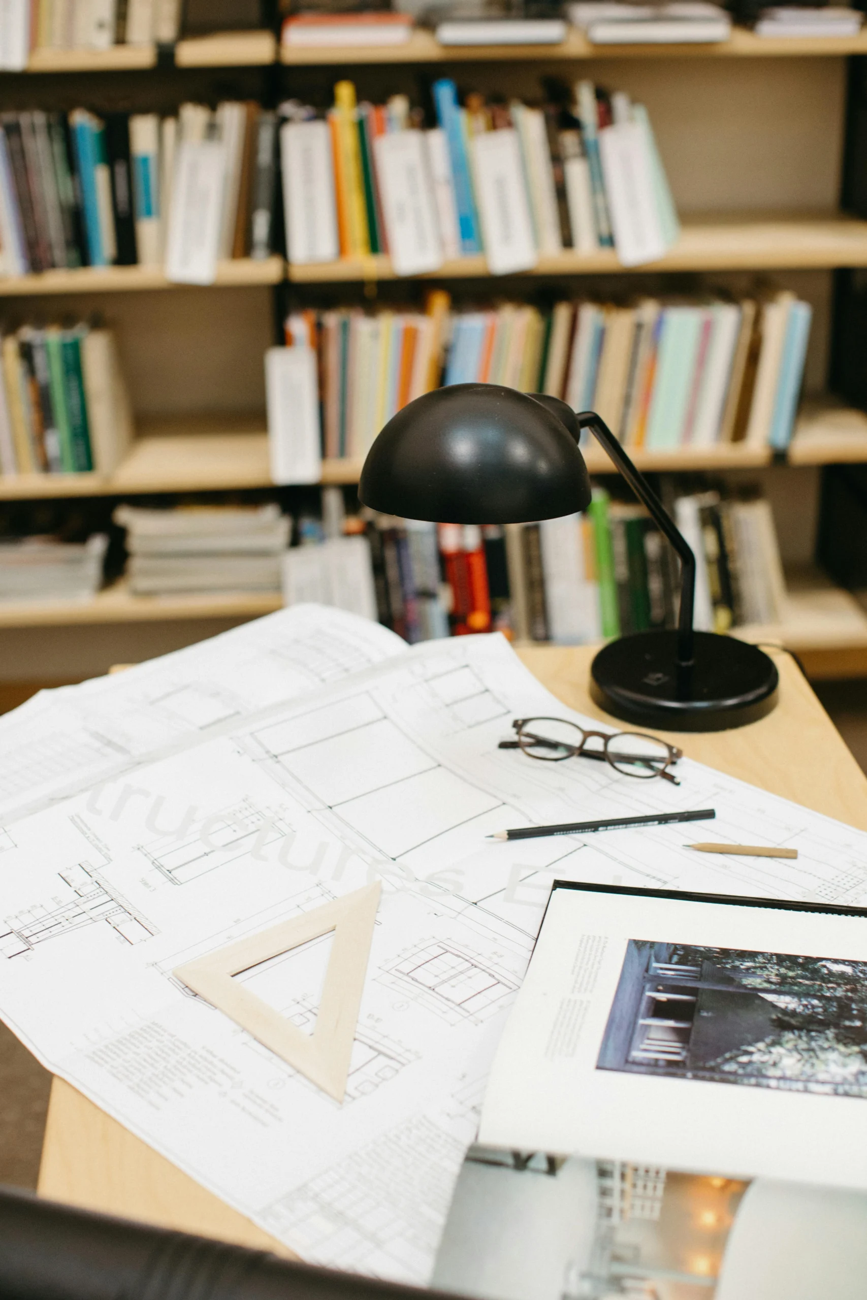 Maqueta arquitectónica moderna sobre mesa de trabajo