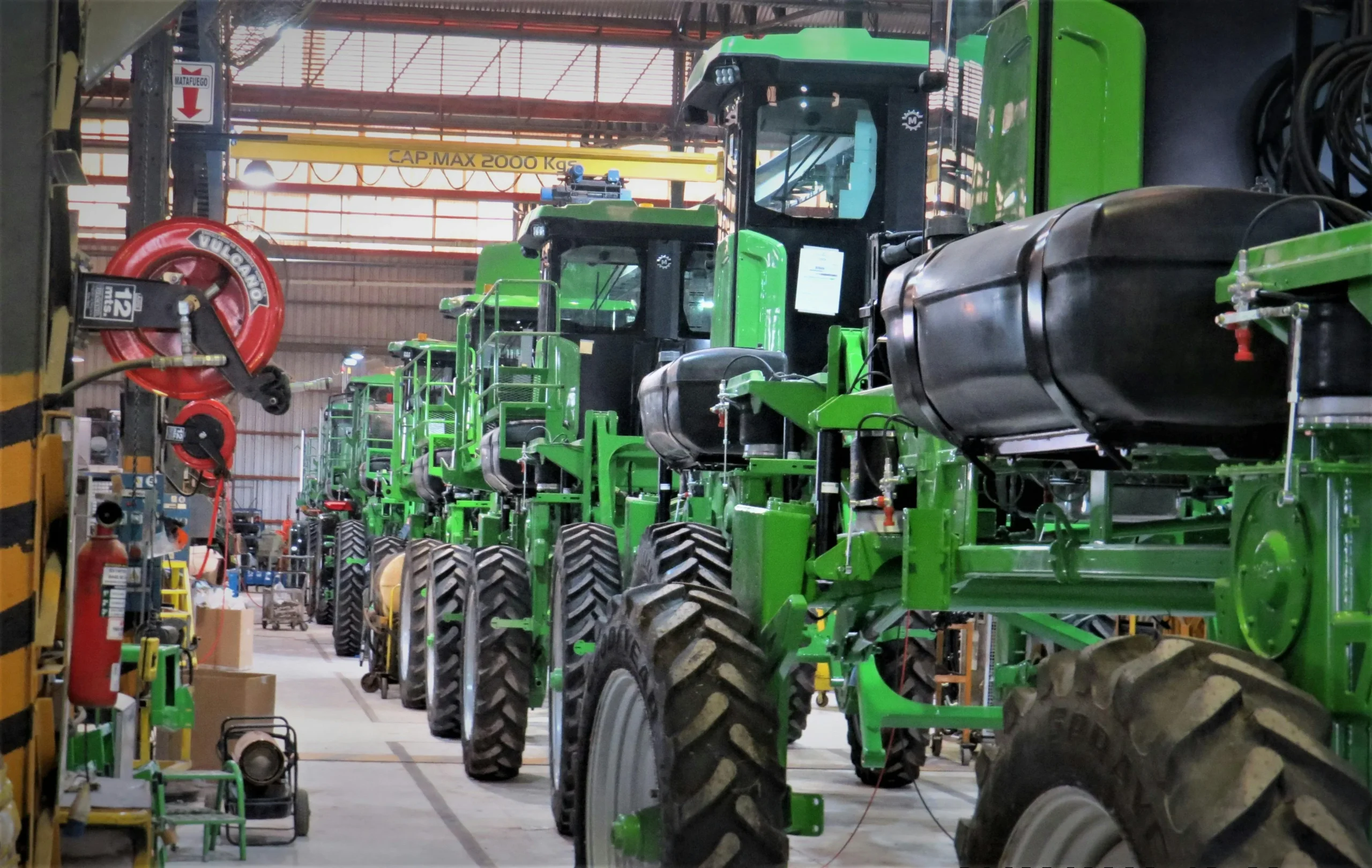 Taller de maquinaria agrícola con tractores en reparación