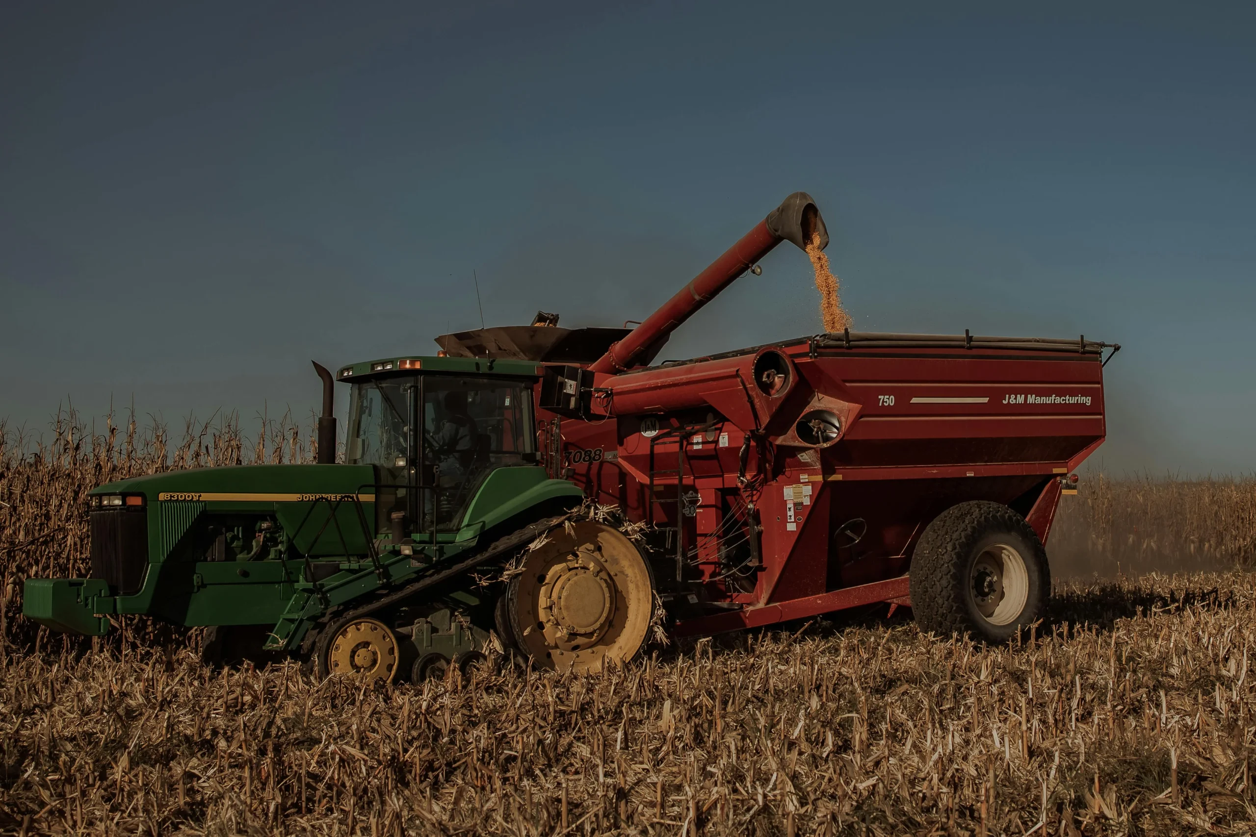 Tractor agrícola moderno en campo de cultivo