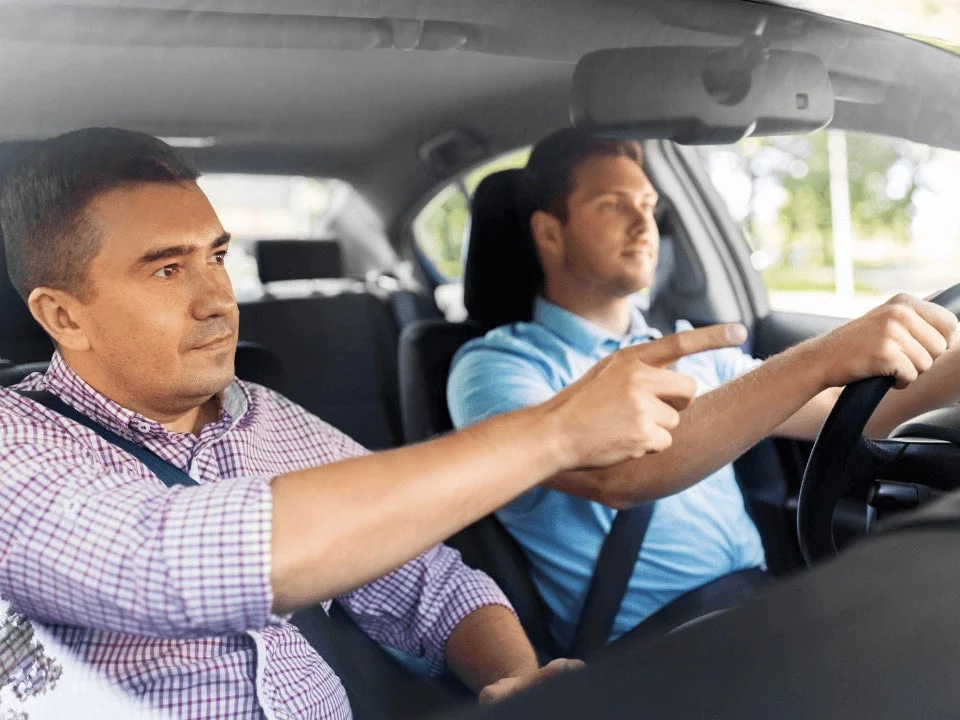 Carretera y conducción profesional representando la autoescuela moderna