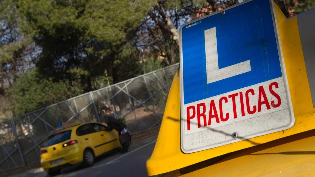 Persona conduciendo con éxito tras aprobar el carnet en autoescuela