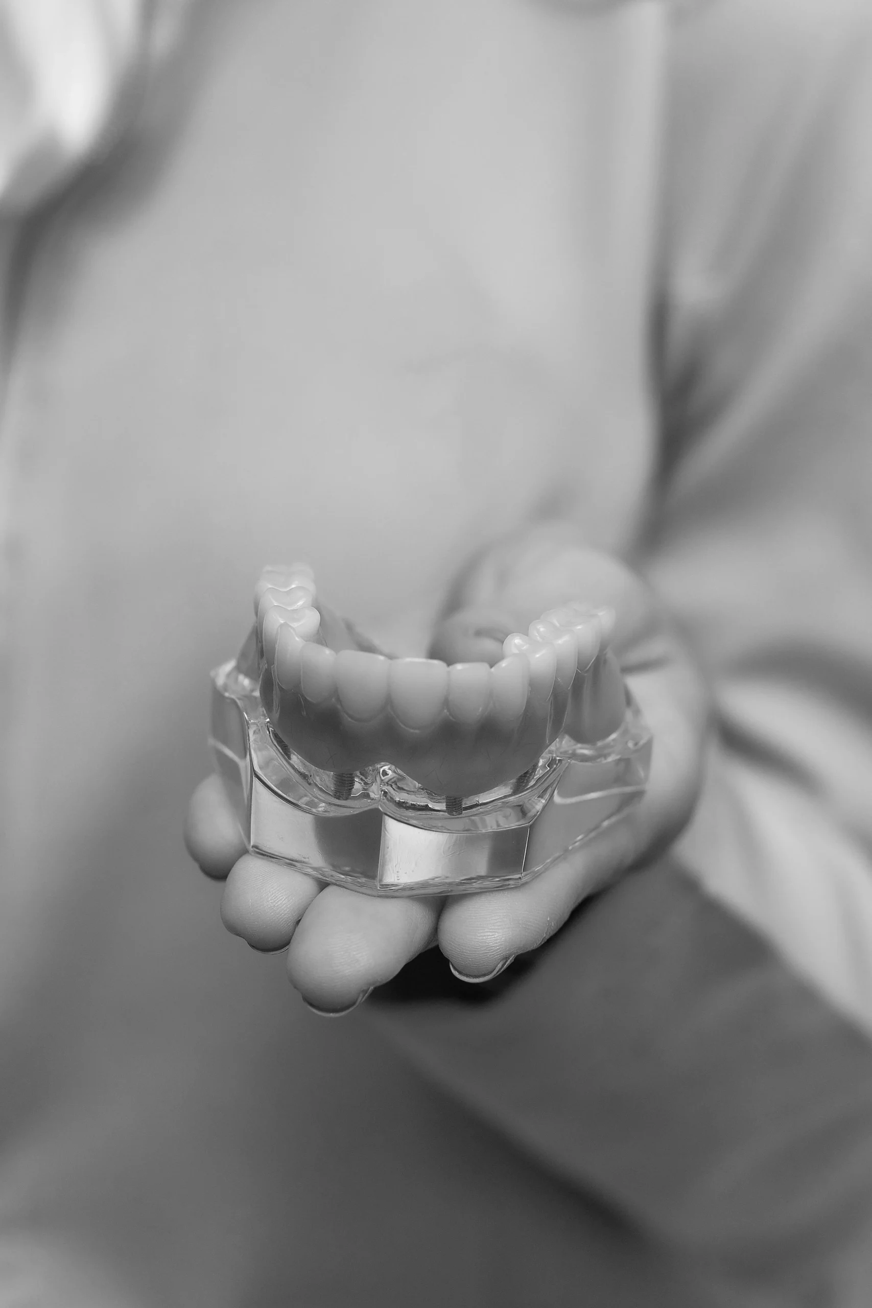 Dentista revisando paciente en clínica dental profesional