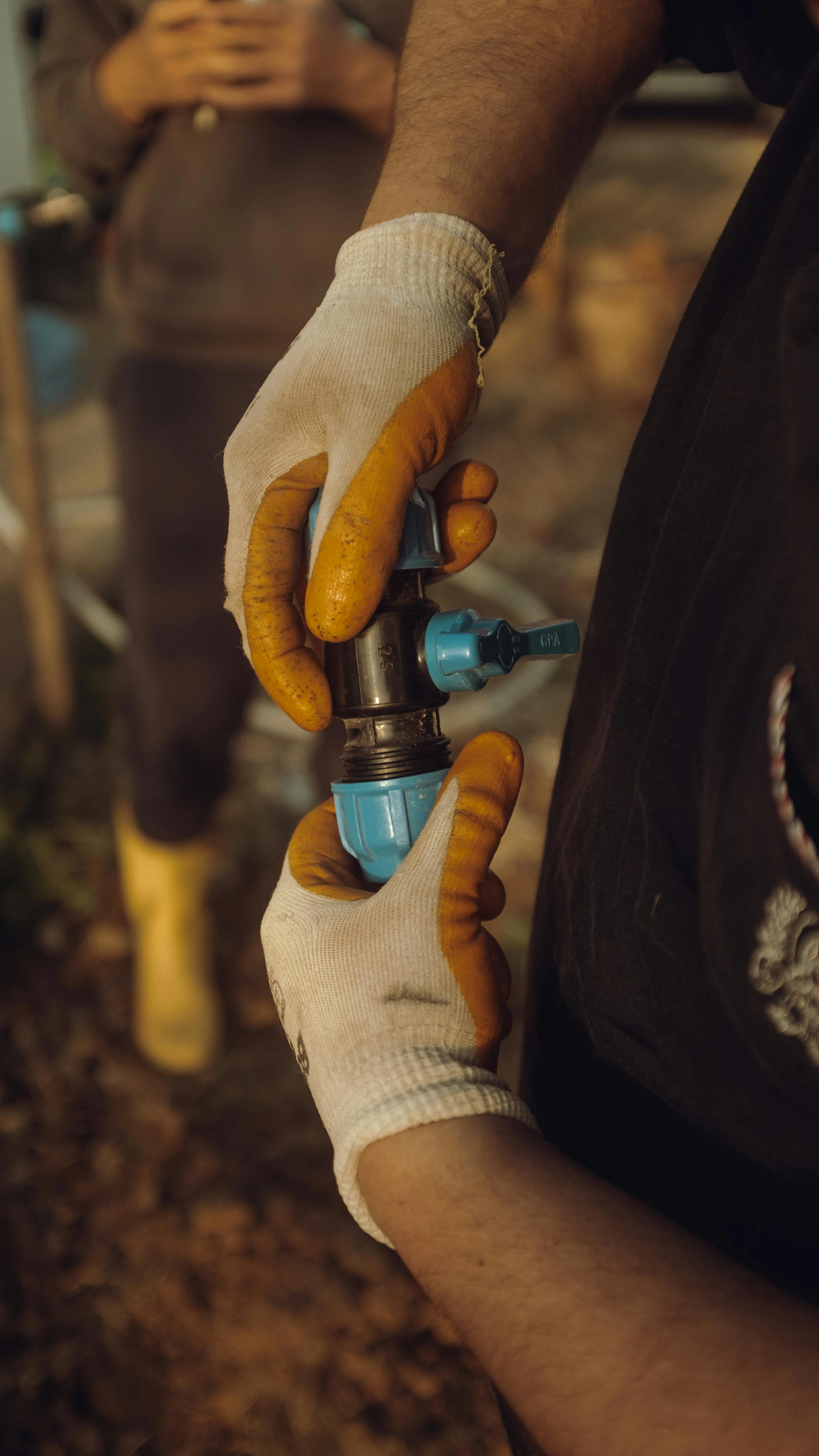 Técnico revisando una fuga de agua en una instalación