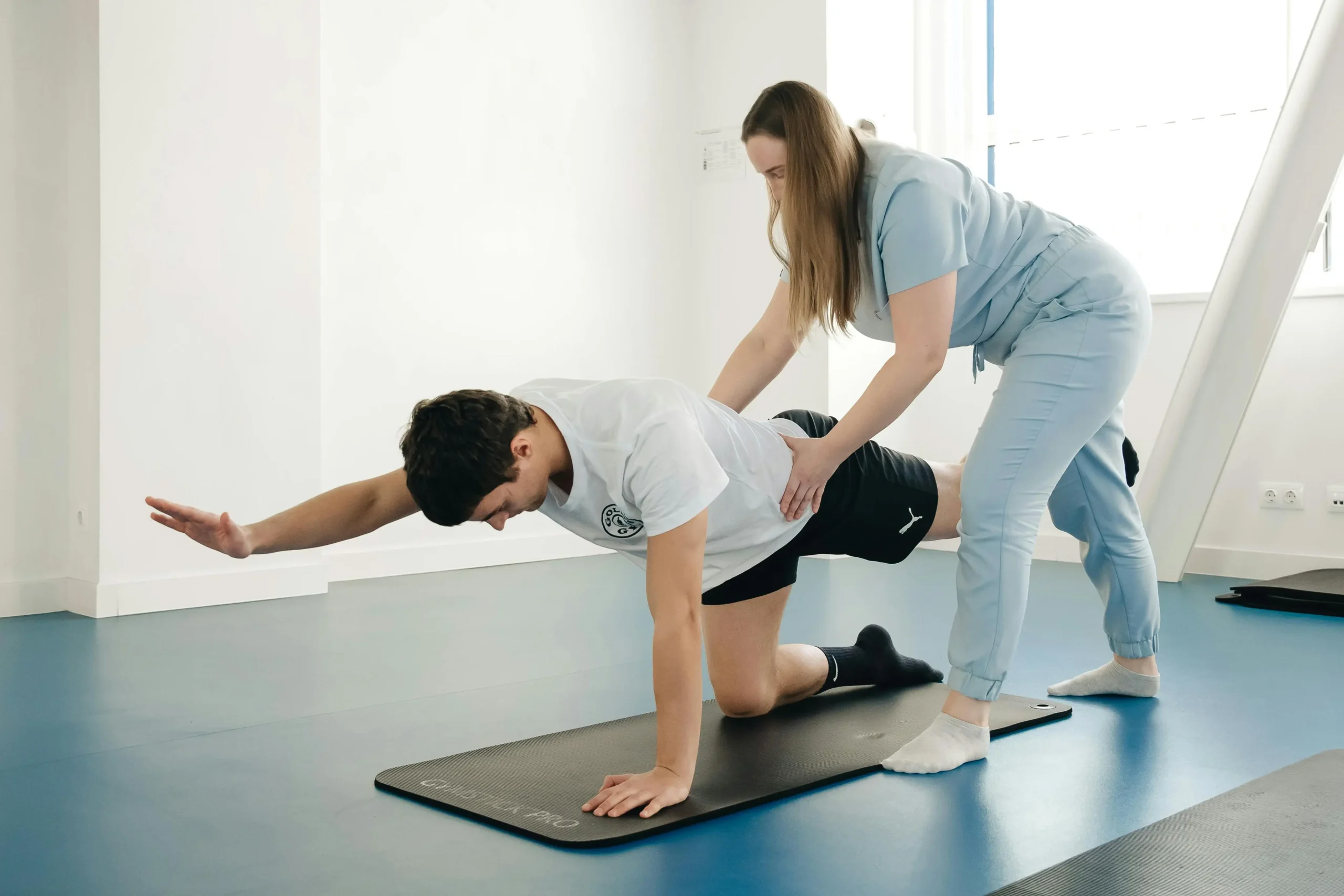Centro de fisioterapia moderno con equipamiento profesional de rehabilitación