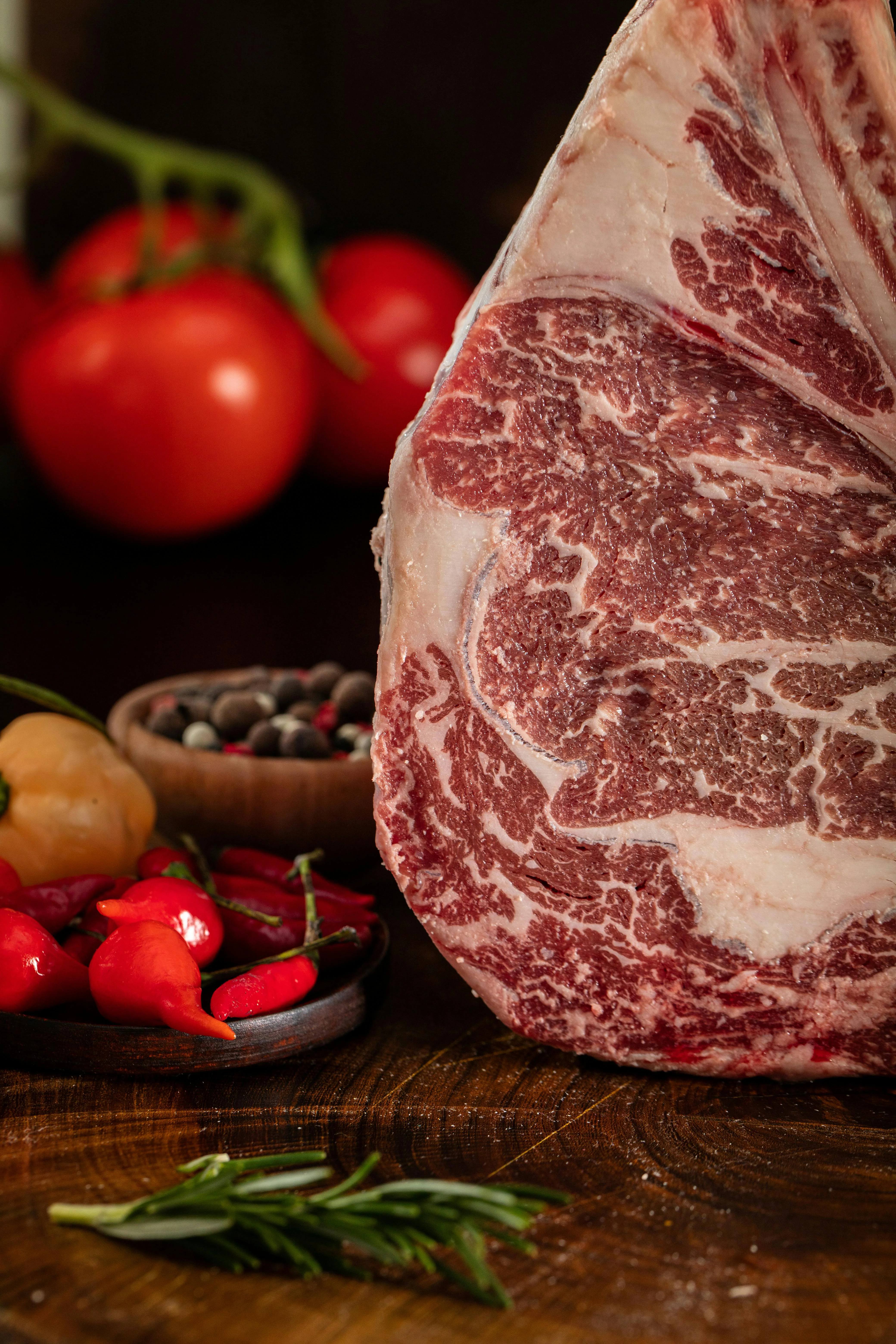 Cortes de carne en bandejas en almacén mayorista