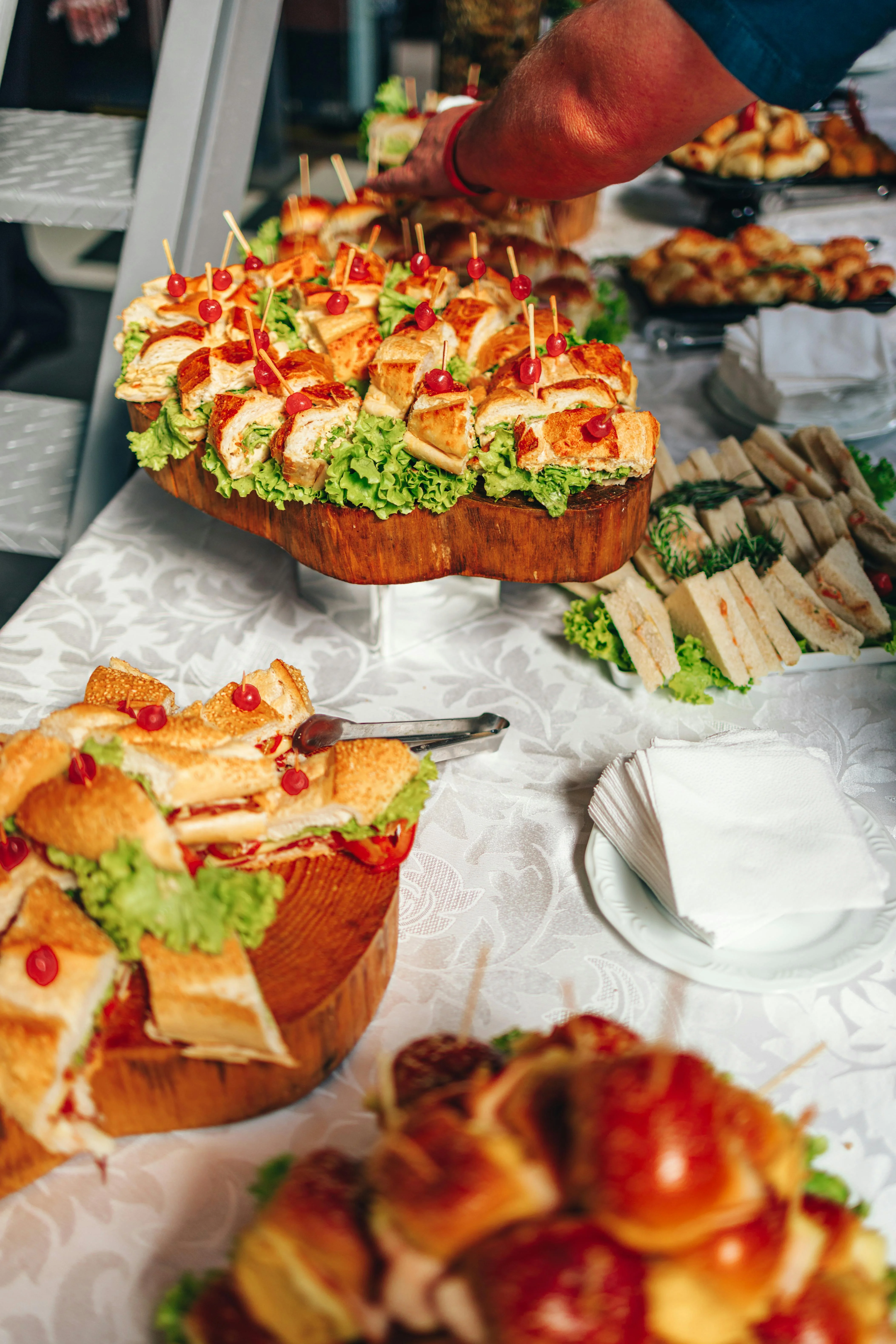 Montaje de catering elegante con poca visibilidad digital