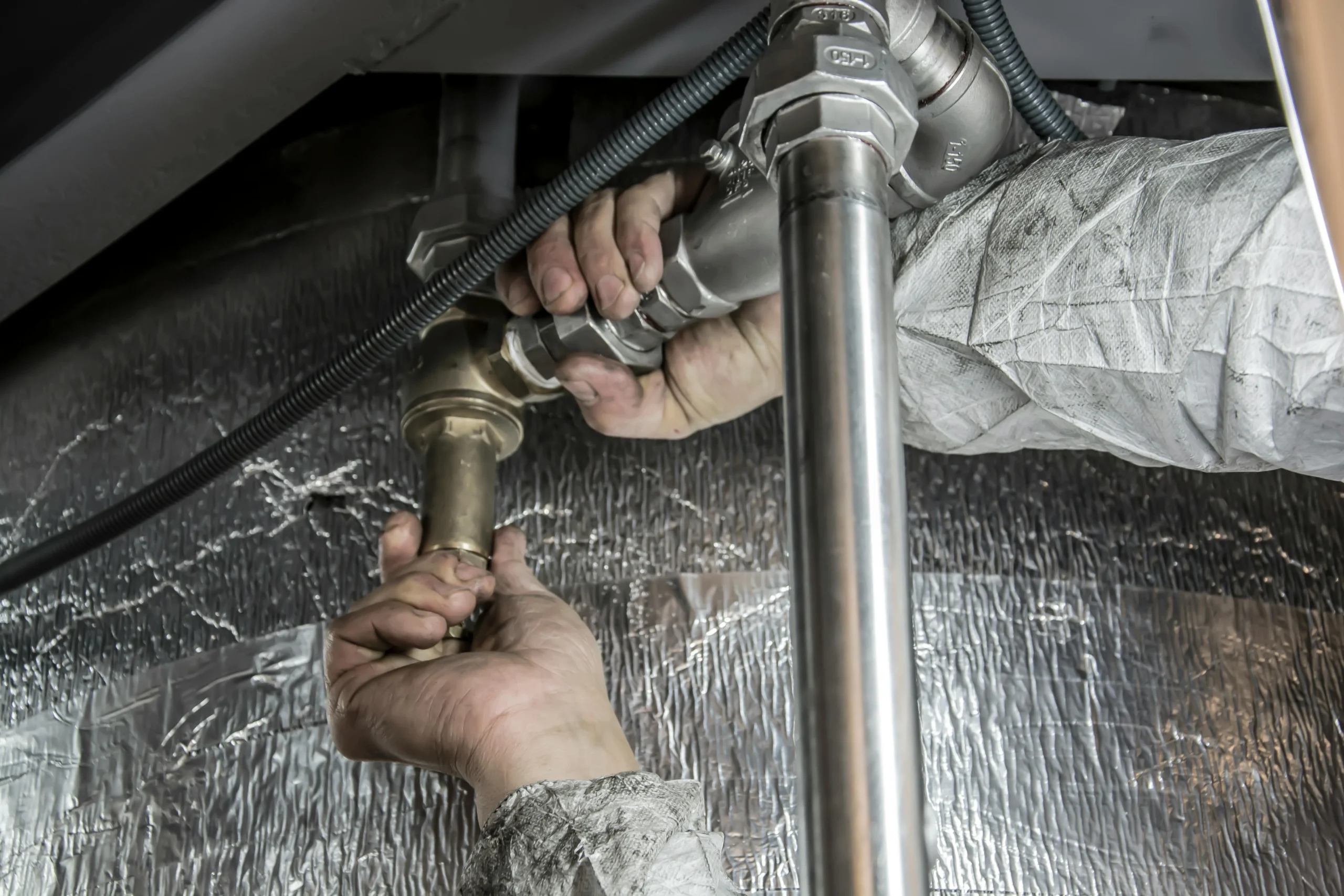 Fontanero profesional reparando fuga de agua