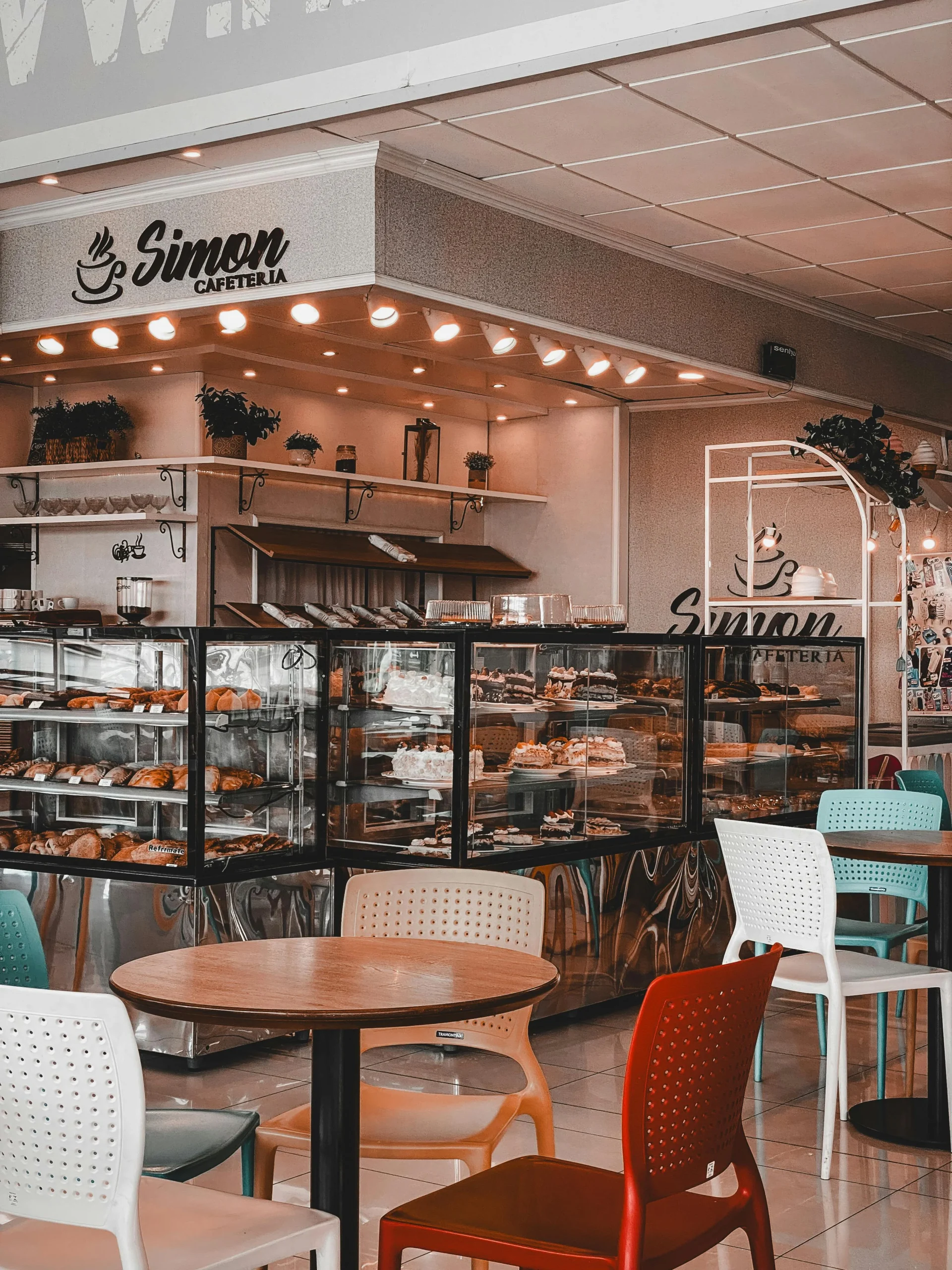 Cafetería vacía en hora punta por falta de visibilidad online
