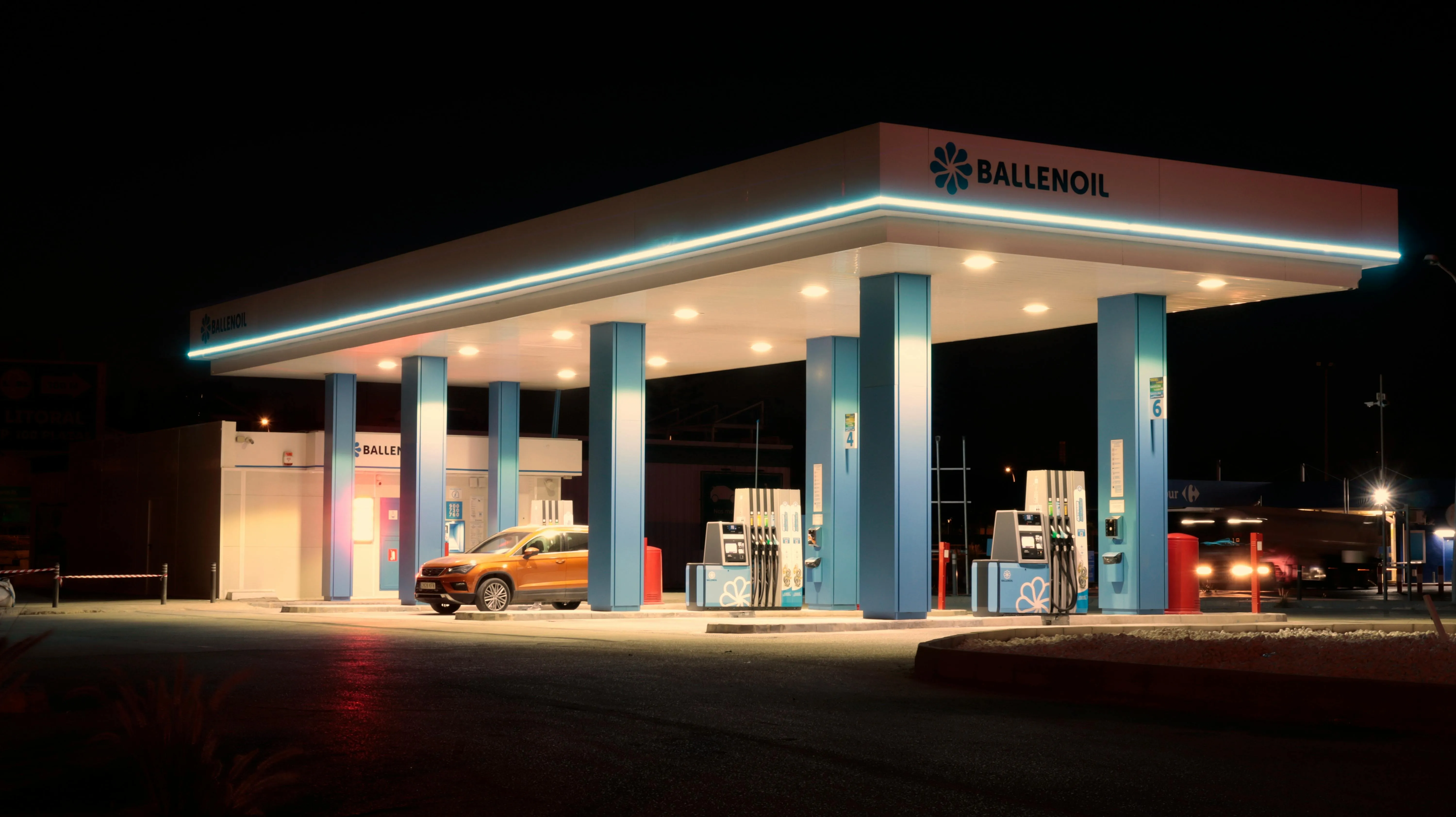 Surtidor de gasolina en estación de servicio