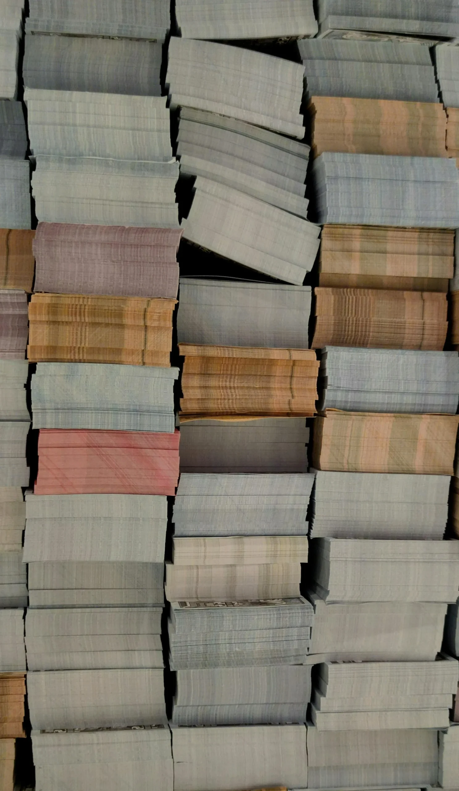 Bobinas de papel en almacén industrial papelero