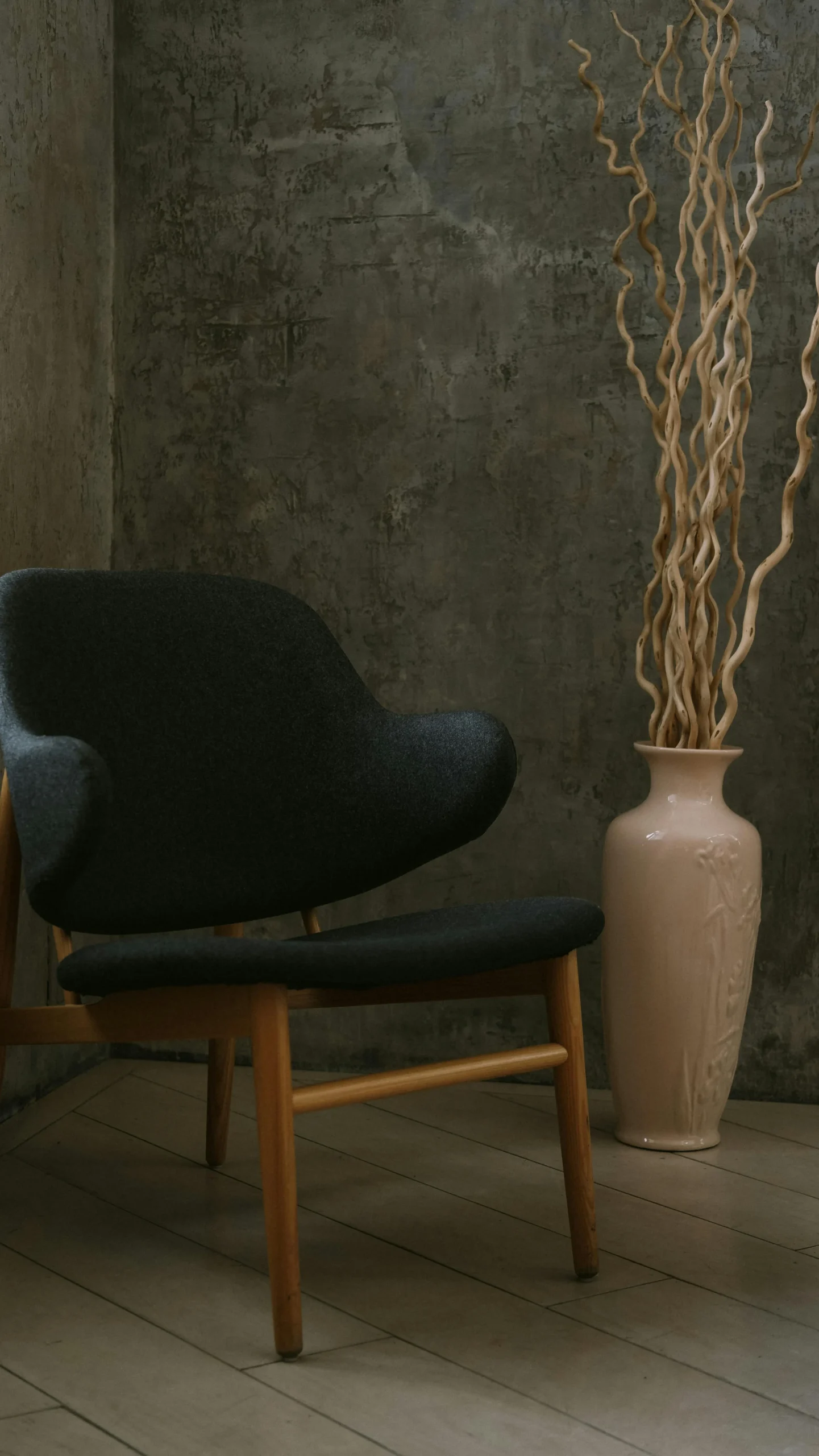 Fábrica de muebles con almacén de madera
