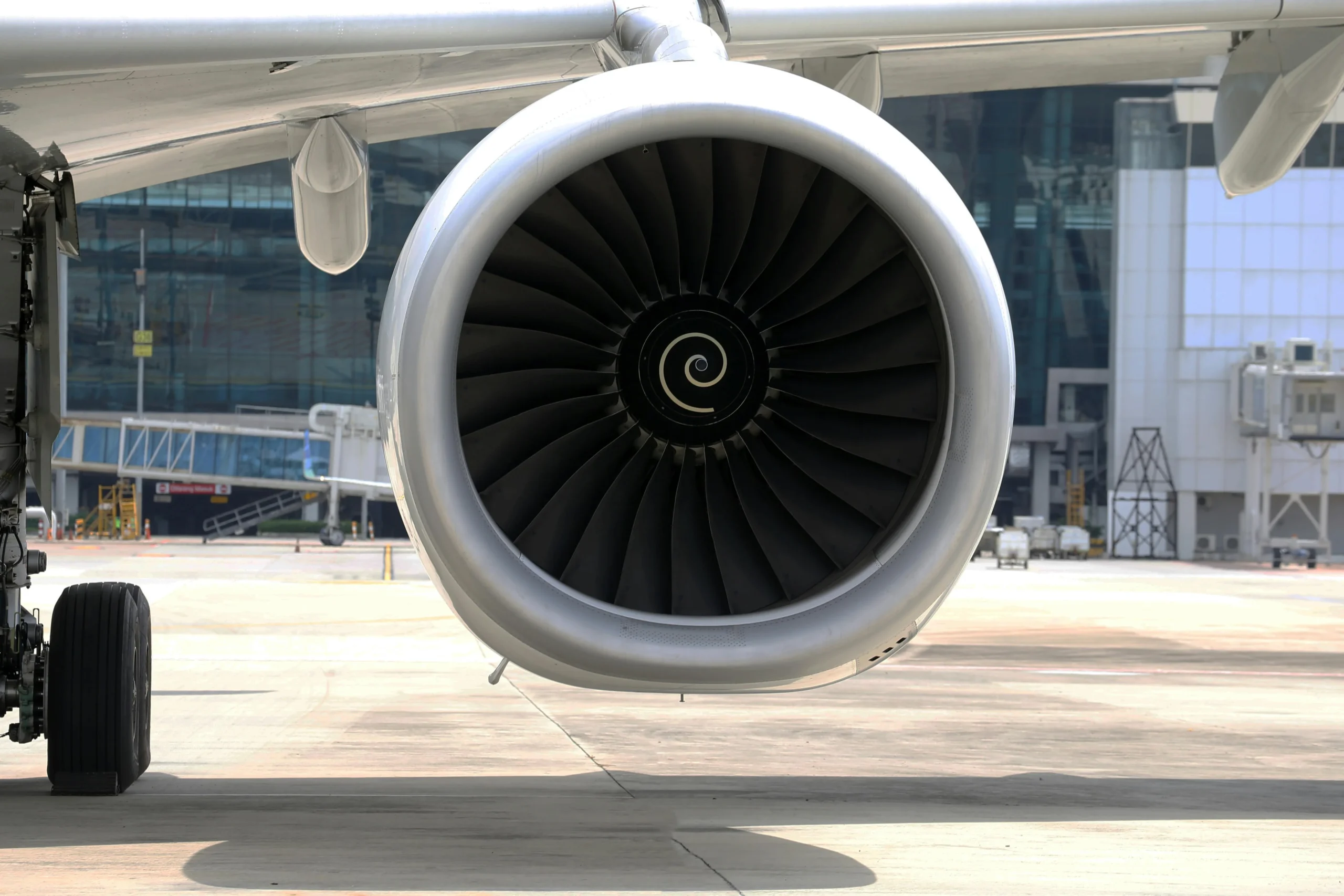 Motor de avión en taller de mantenimiento MRO