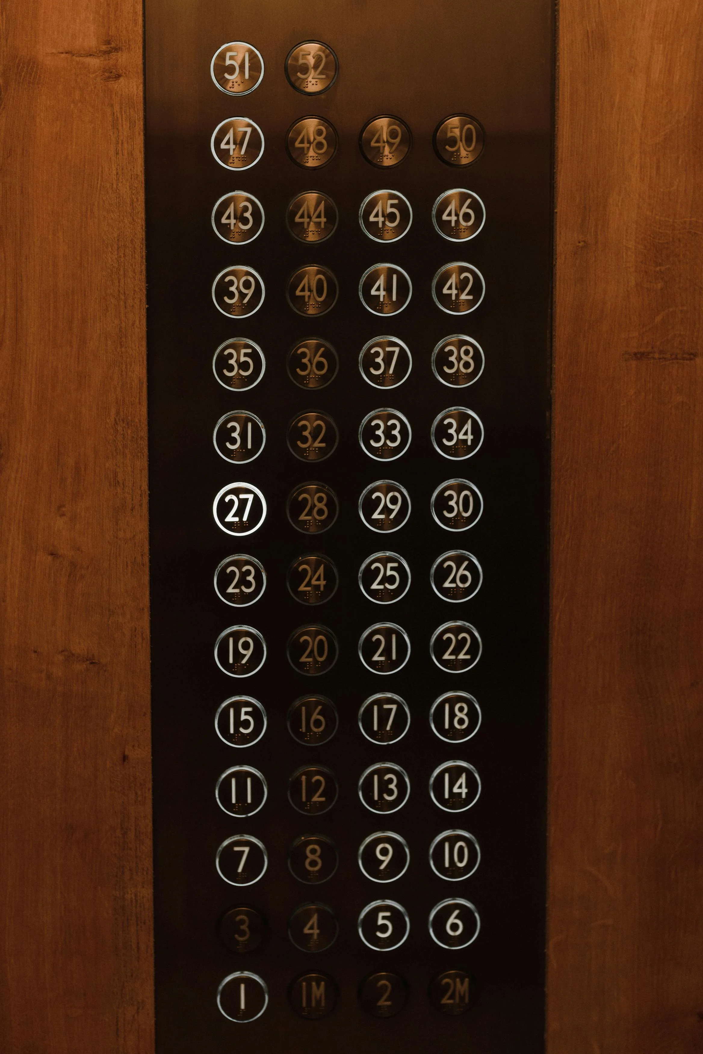 Ascensor moderno en lobby de hotel