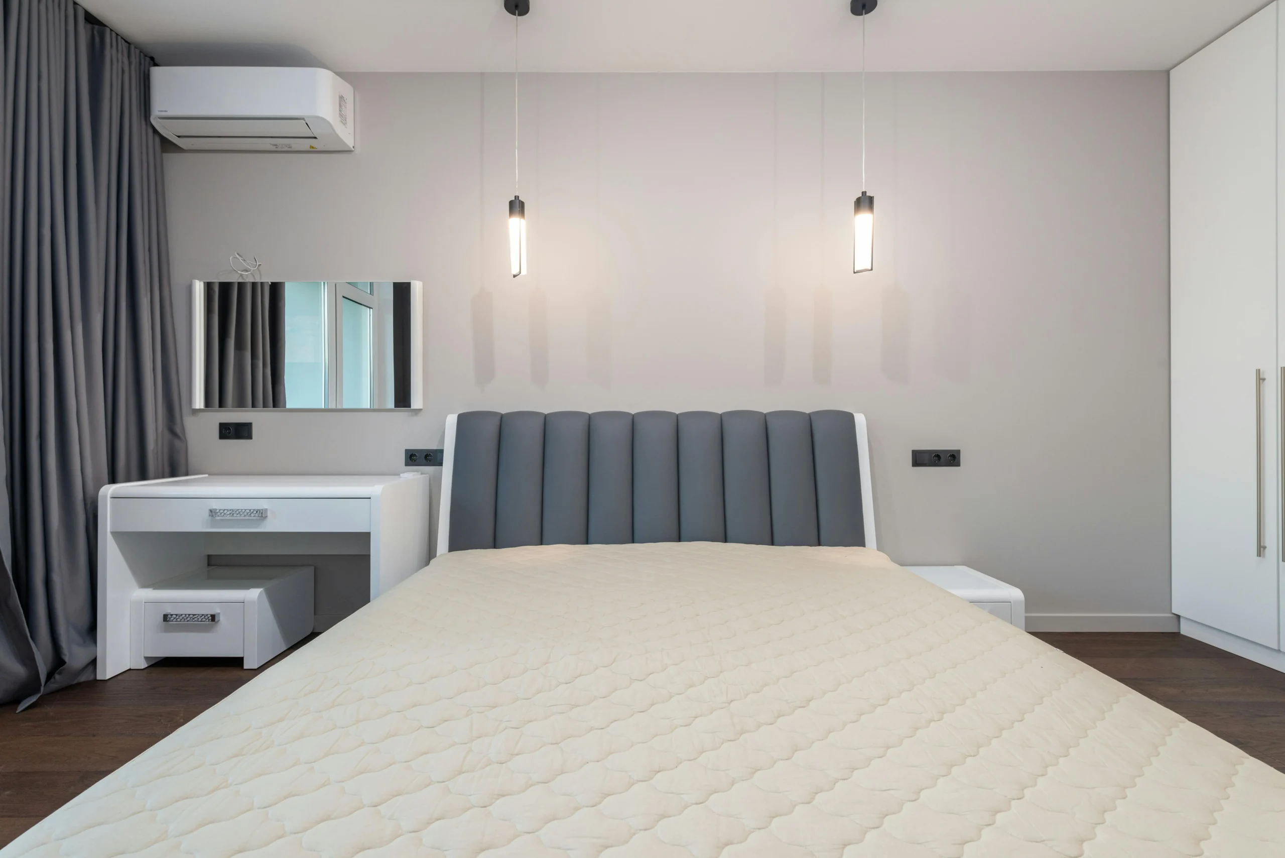 Dormitorio con cama hecha y almohadas