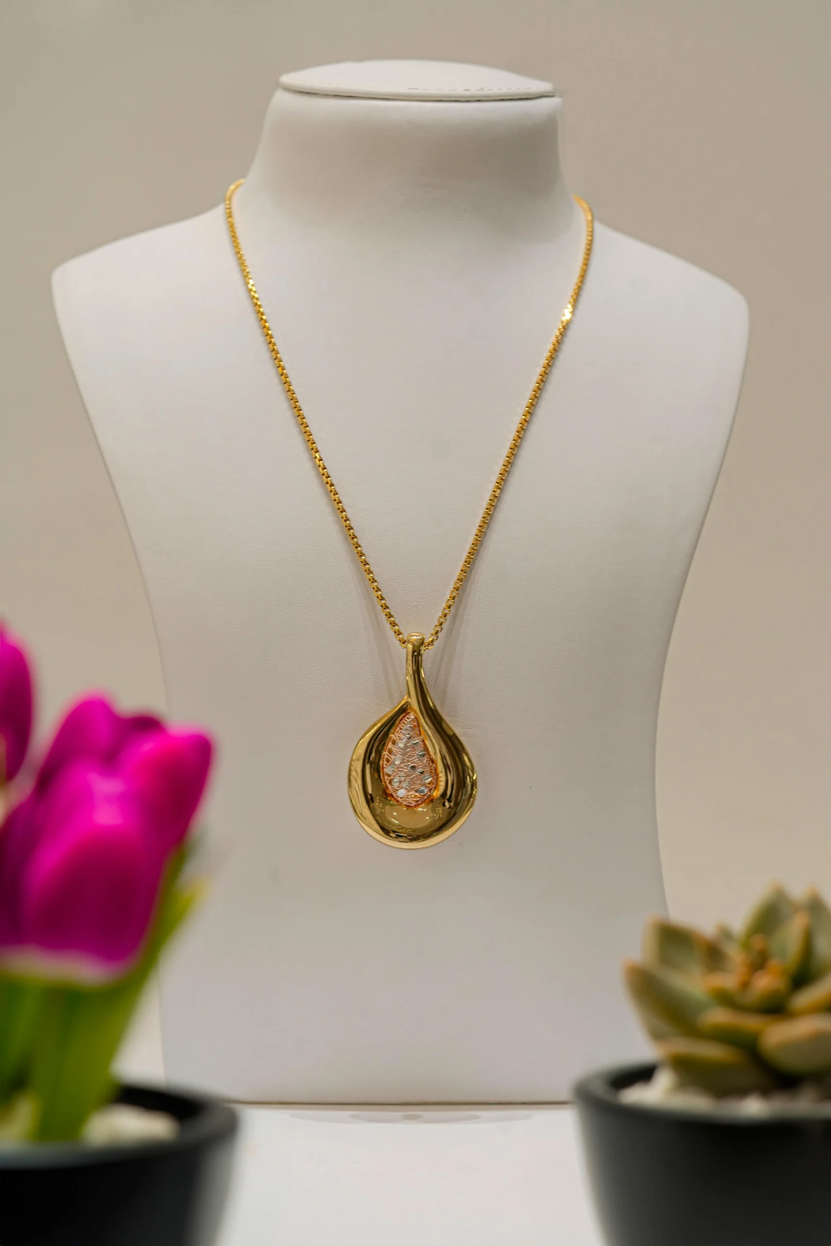 Escaparate de joyería con joyas brillantes