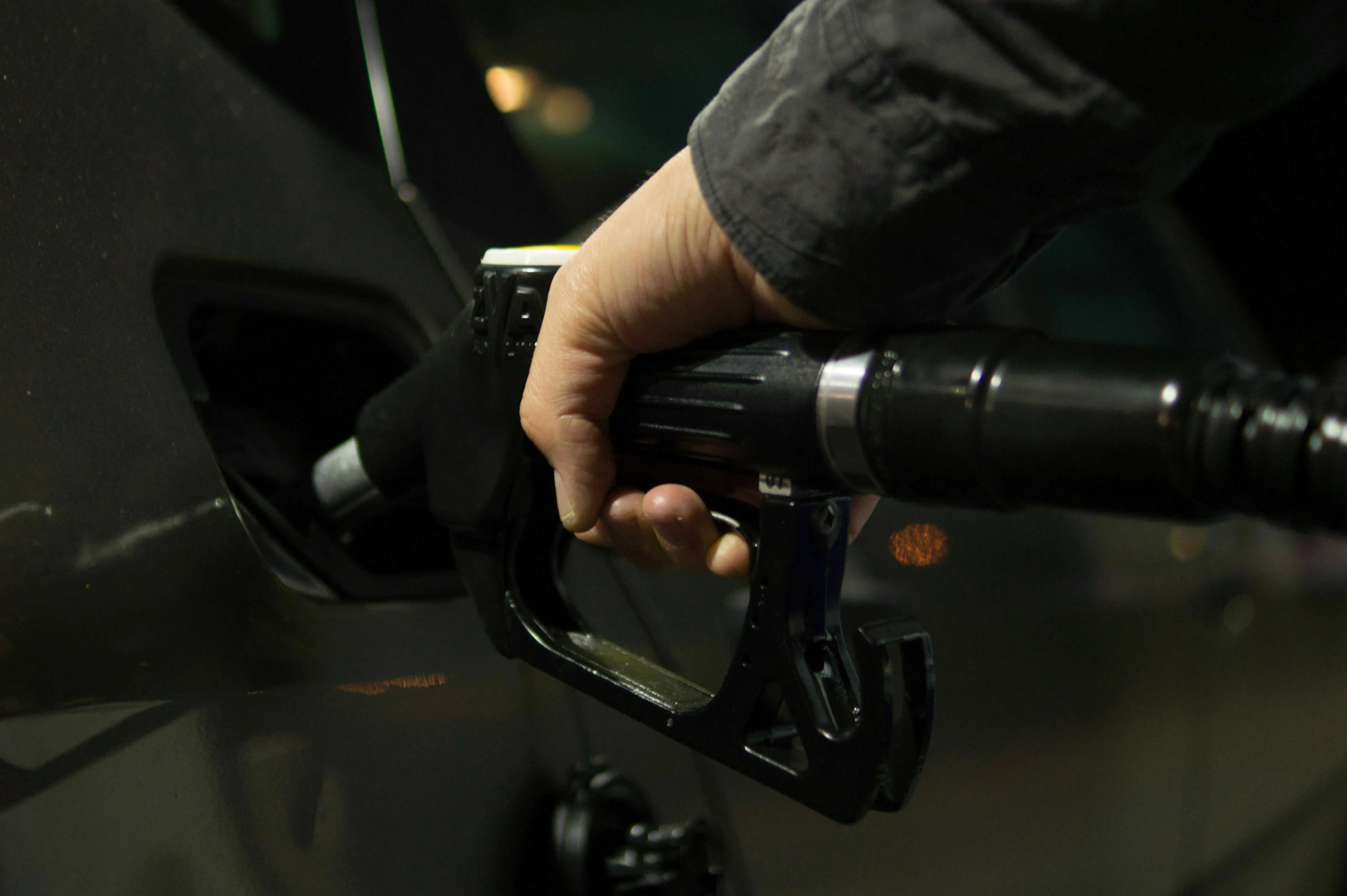 Vehículo repostando en gasolinera