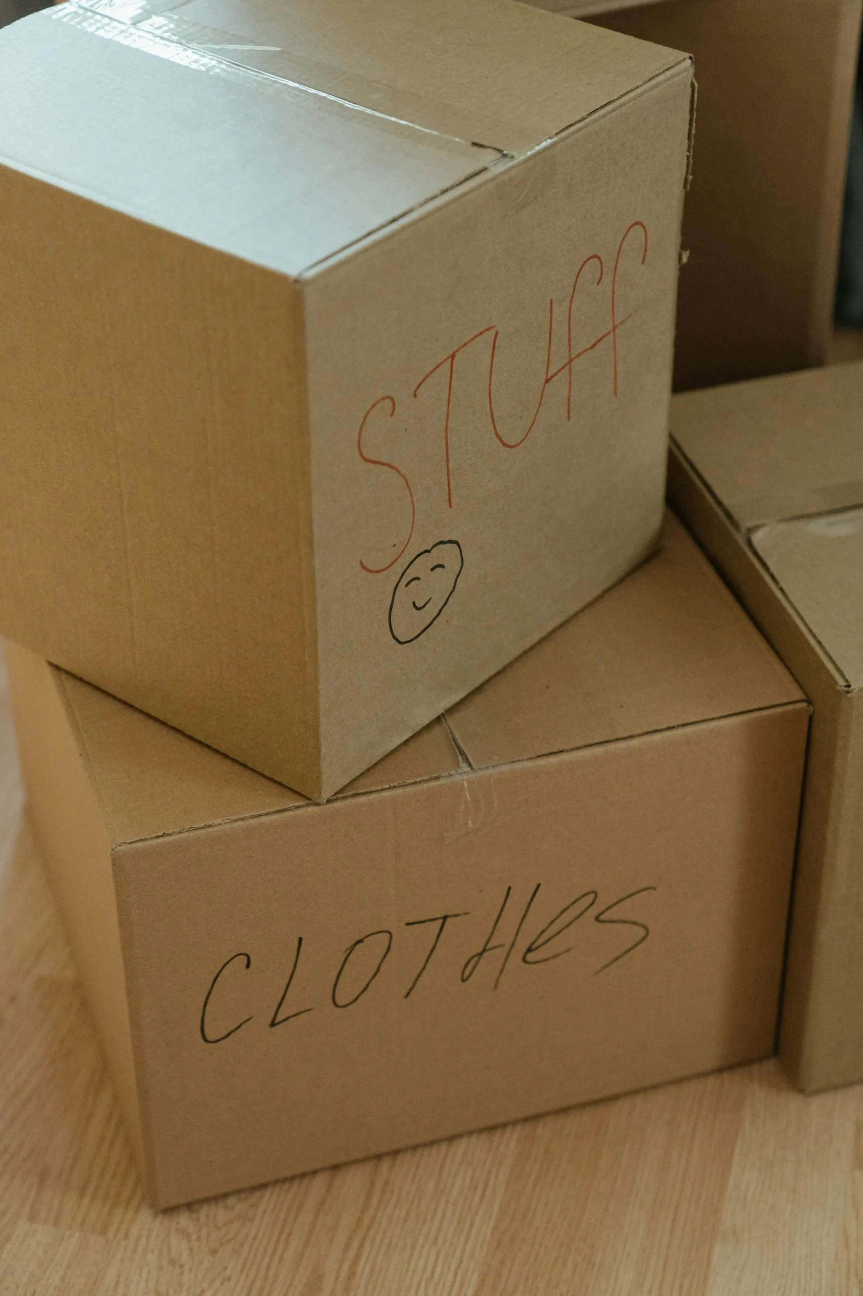 Furgoneta de mudanzas cargada con cajas