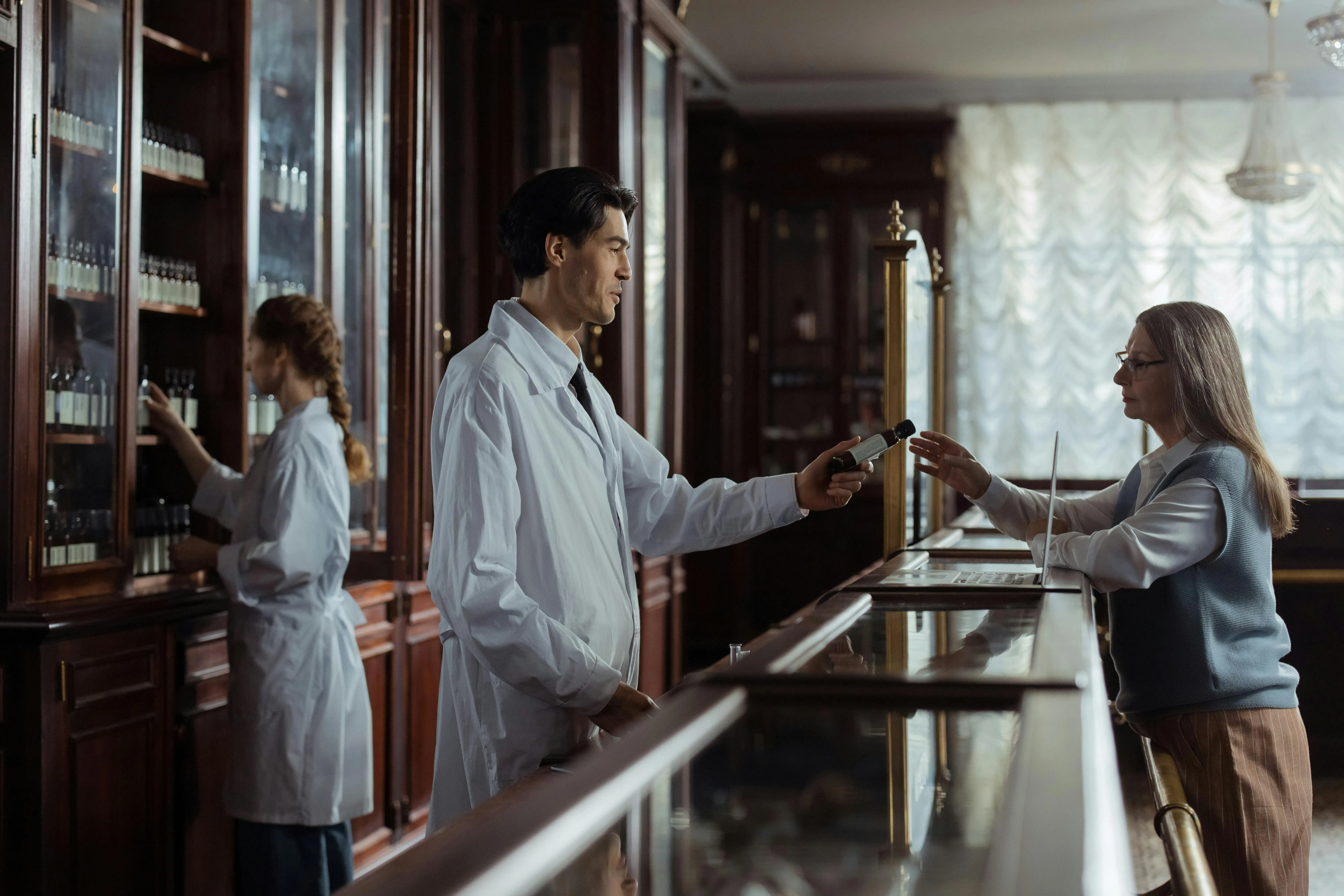 Cápsulas y comprimidos farmacéuticos en laboratorio