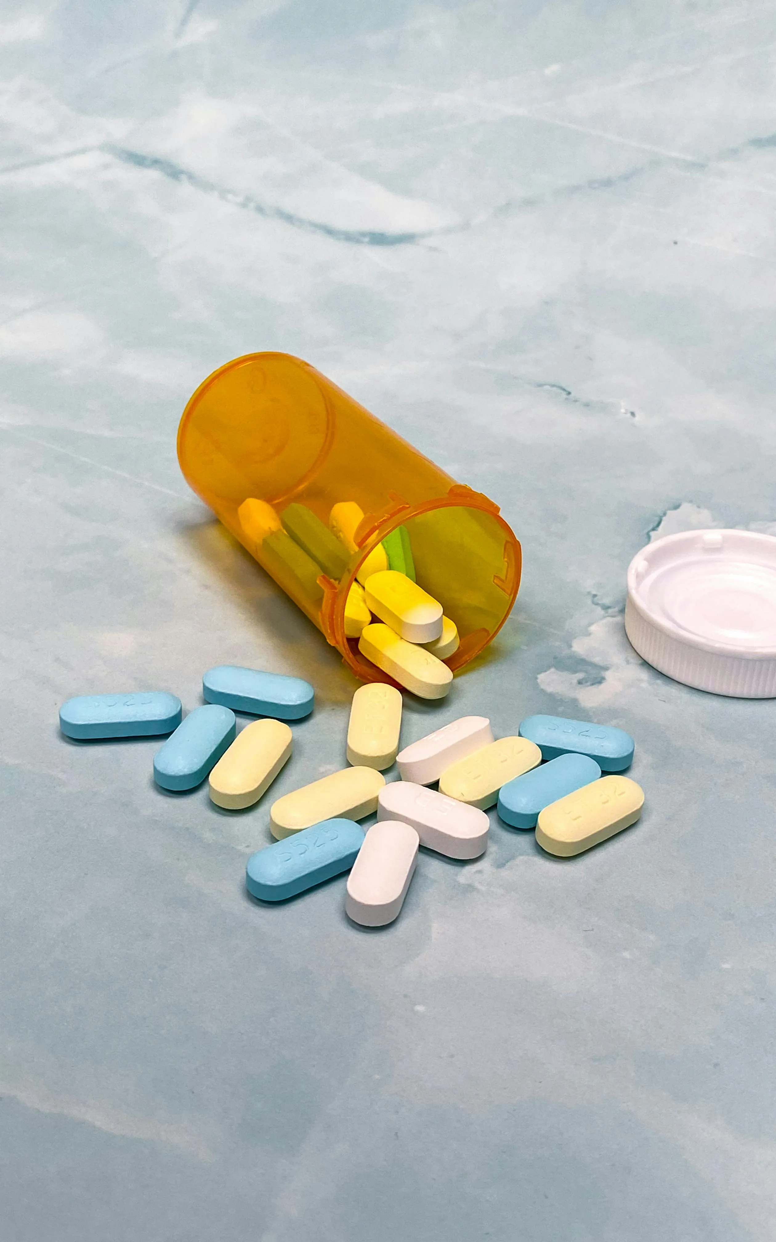 Cajas de medicamentos en almacén farmacéutico