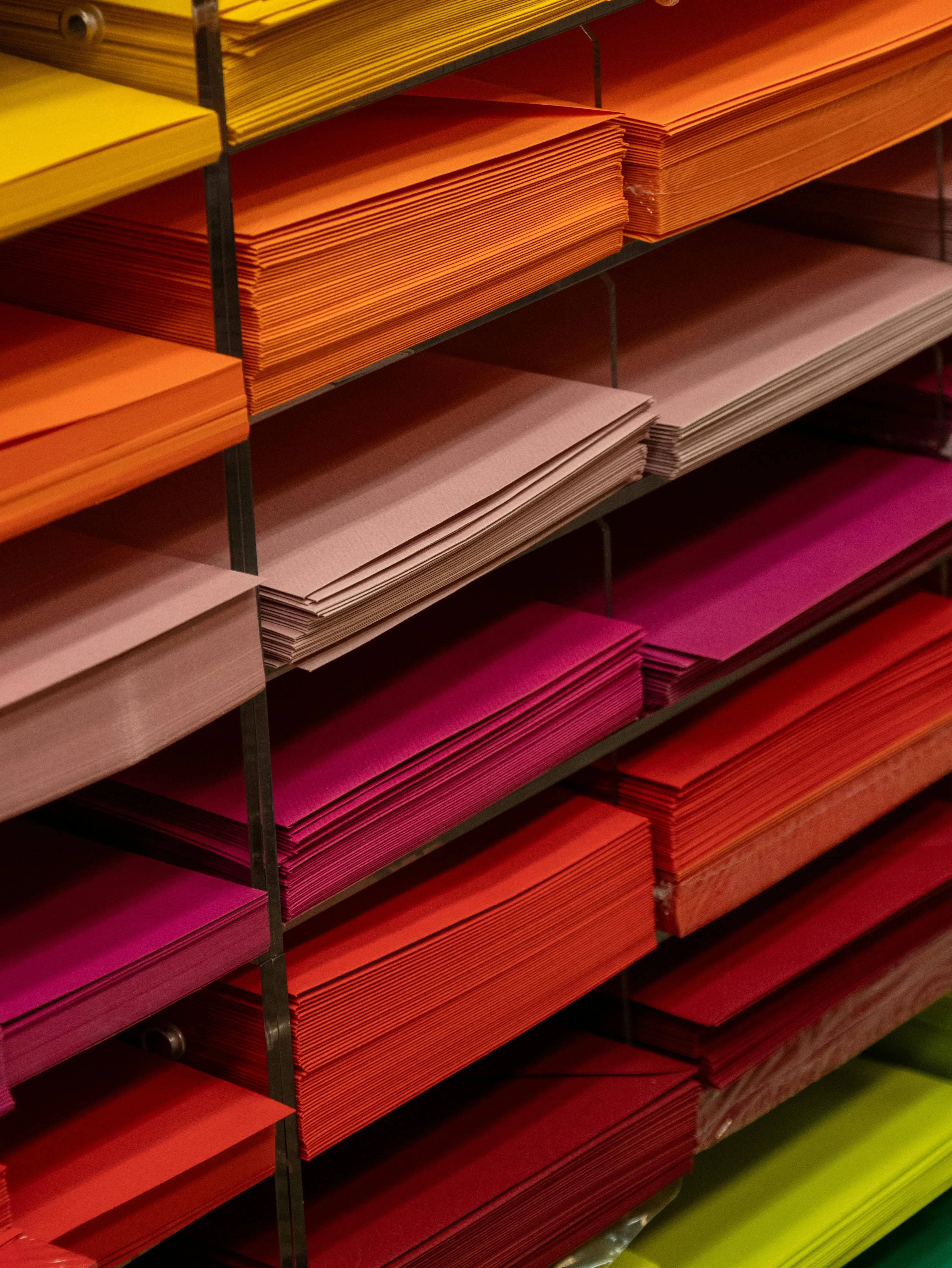 Almacén industrial con bobinas de papel