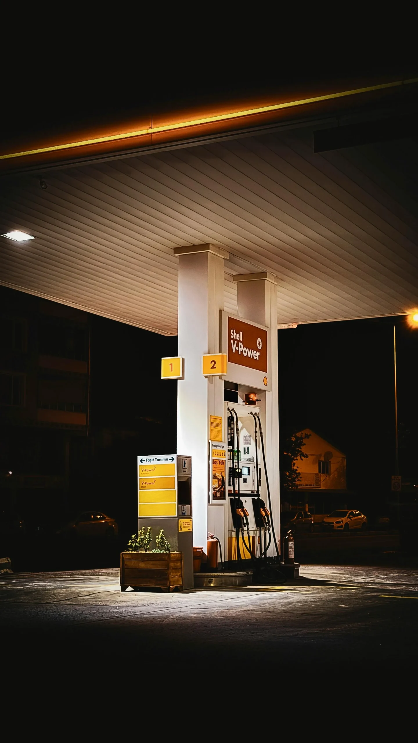Gasolinera moderna con surtidores
