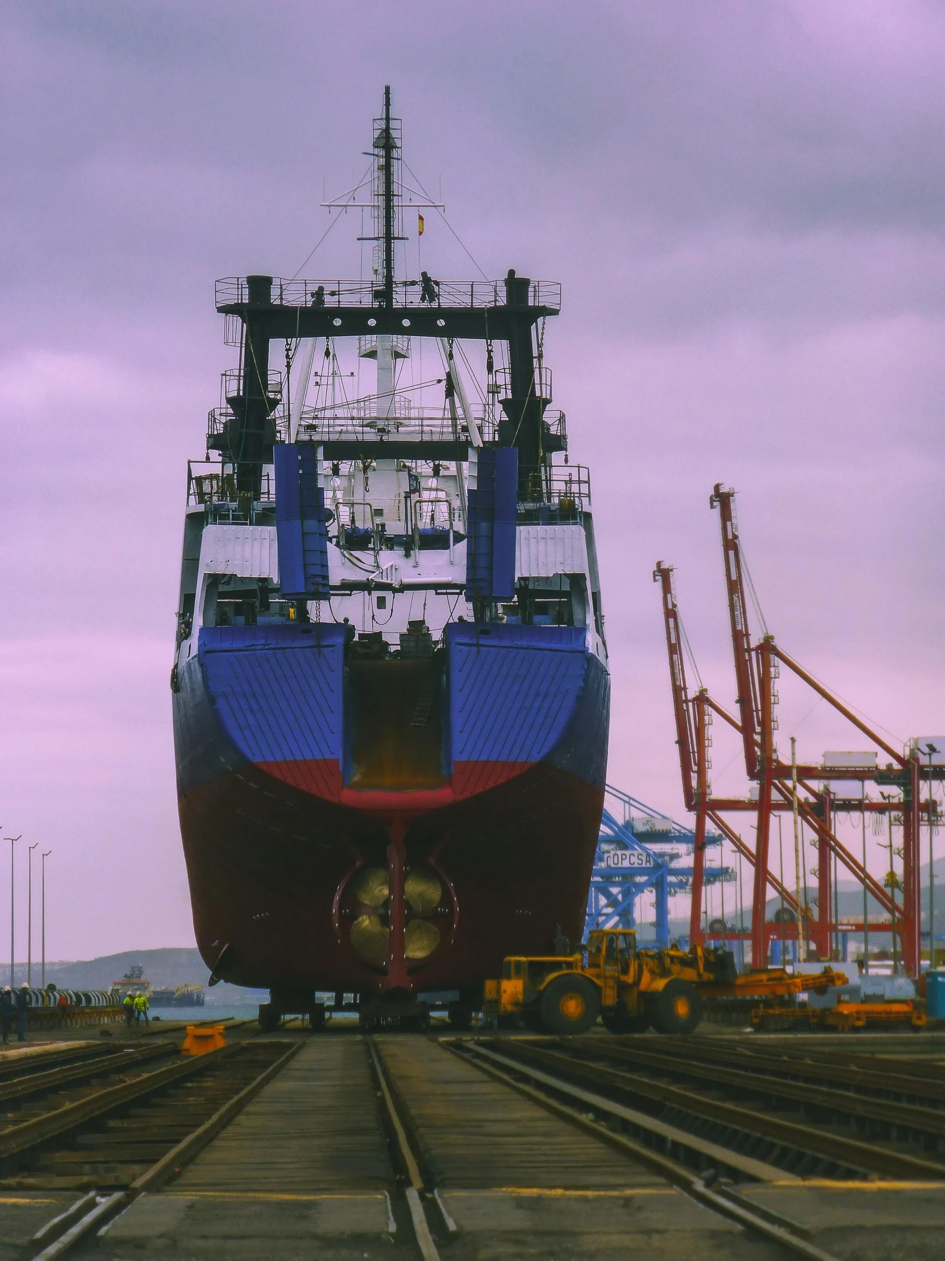 Astillero con barco en grada