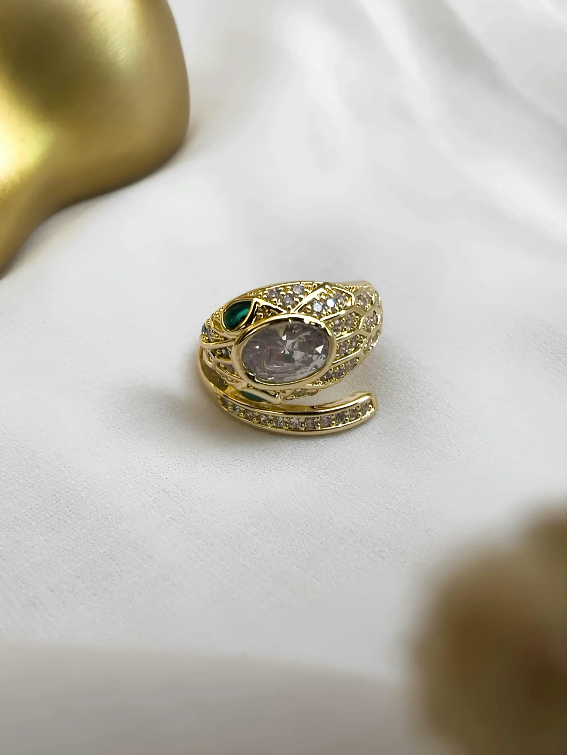 Cliente satisfecho en joyería