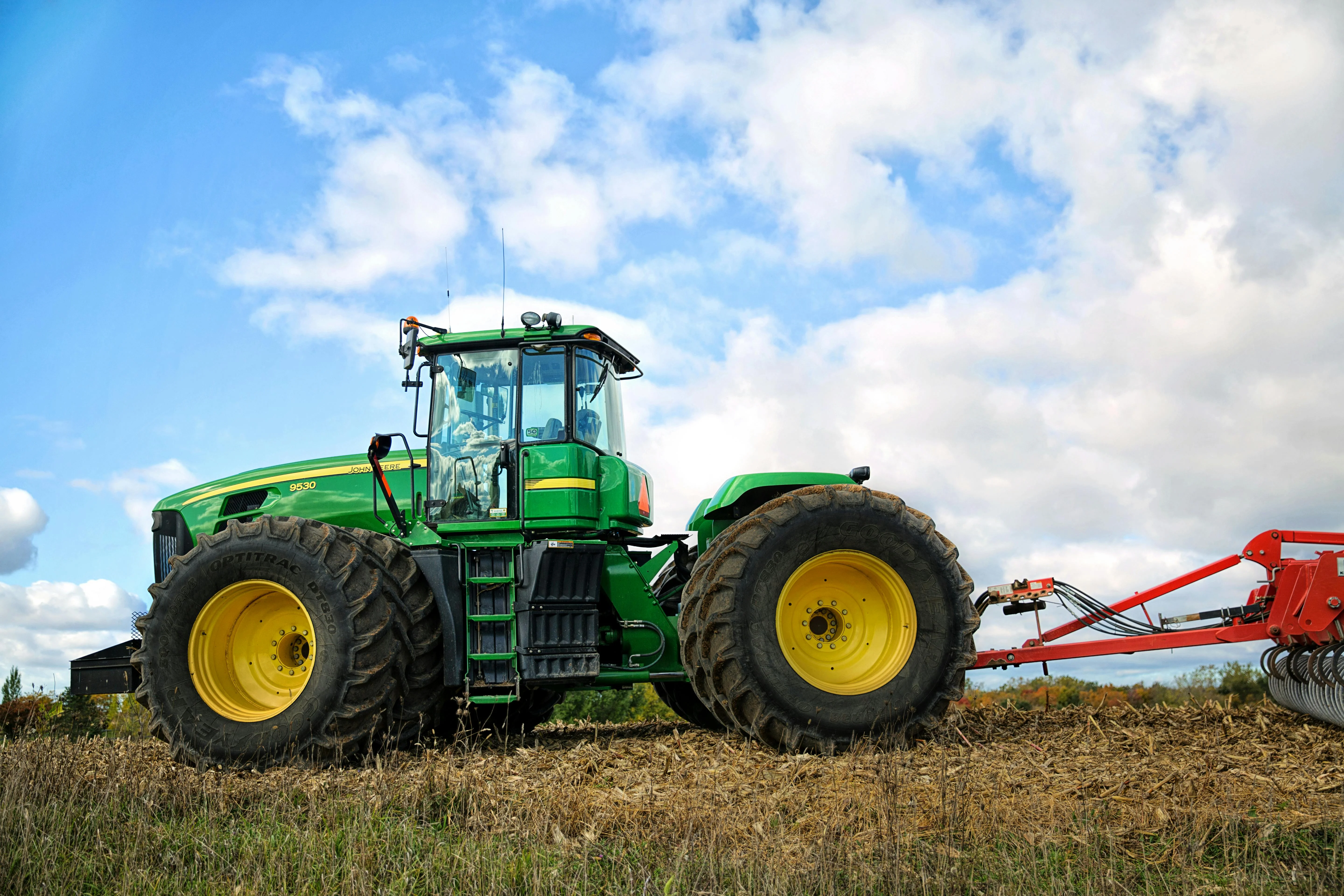Productos agroalimentarios en estanterías de almacén