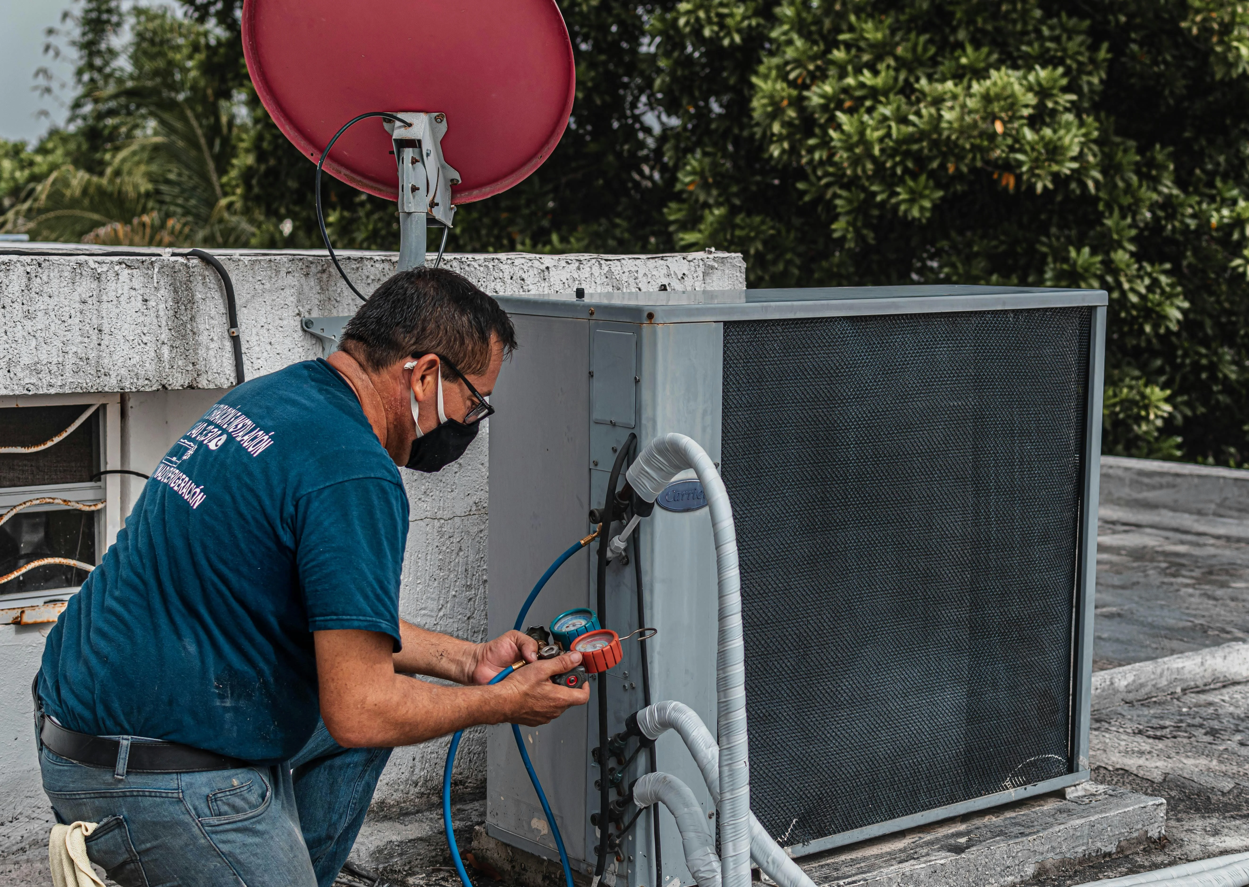 Técnico instalando unidad interior de aire acondicionado