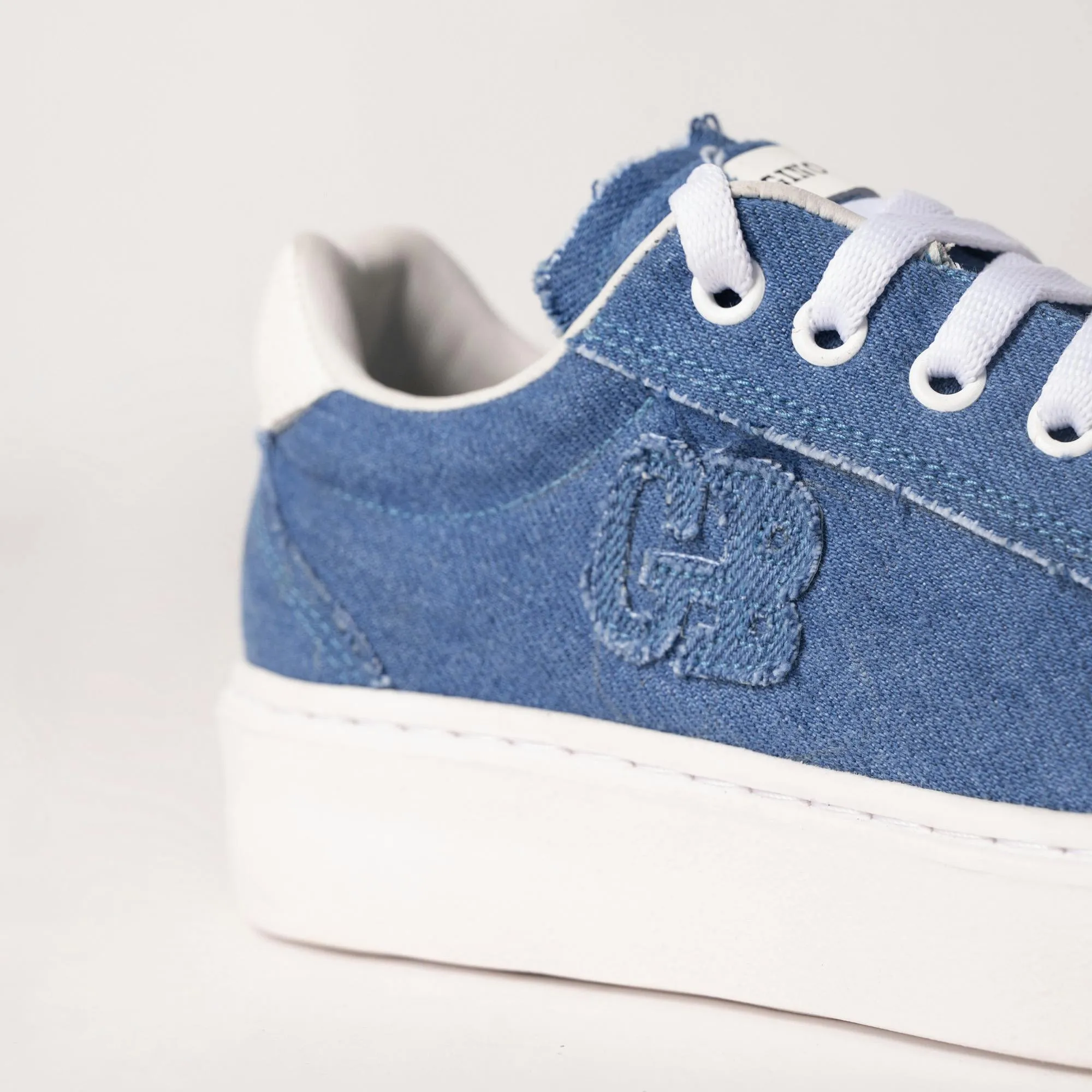 Exposición de zapatos en zapatería