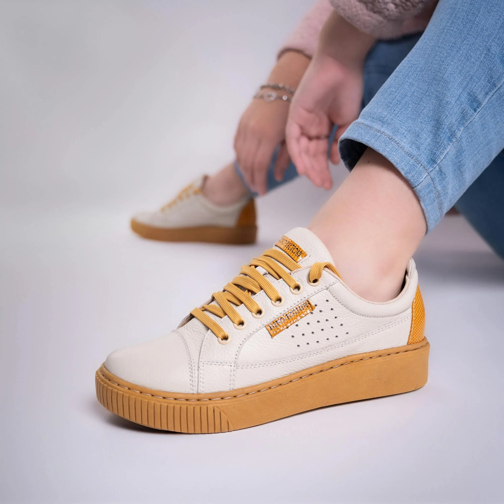 Fábrica de zapatos con producción