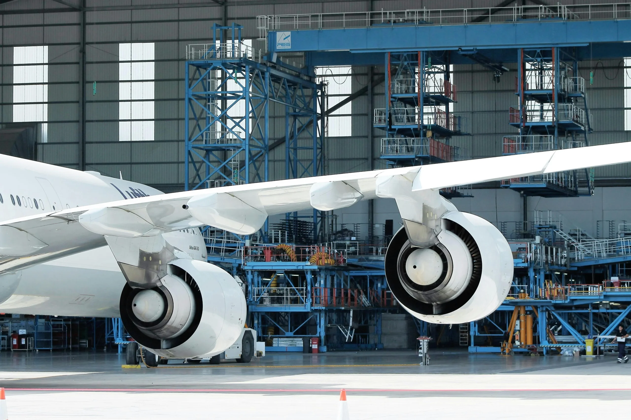 Avión en hangar para mantenimiento programado
