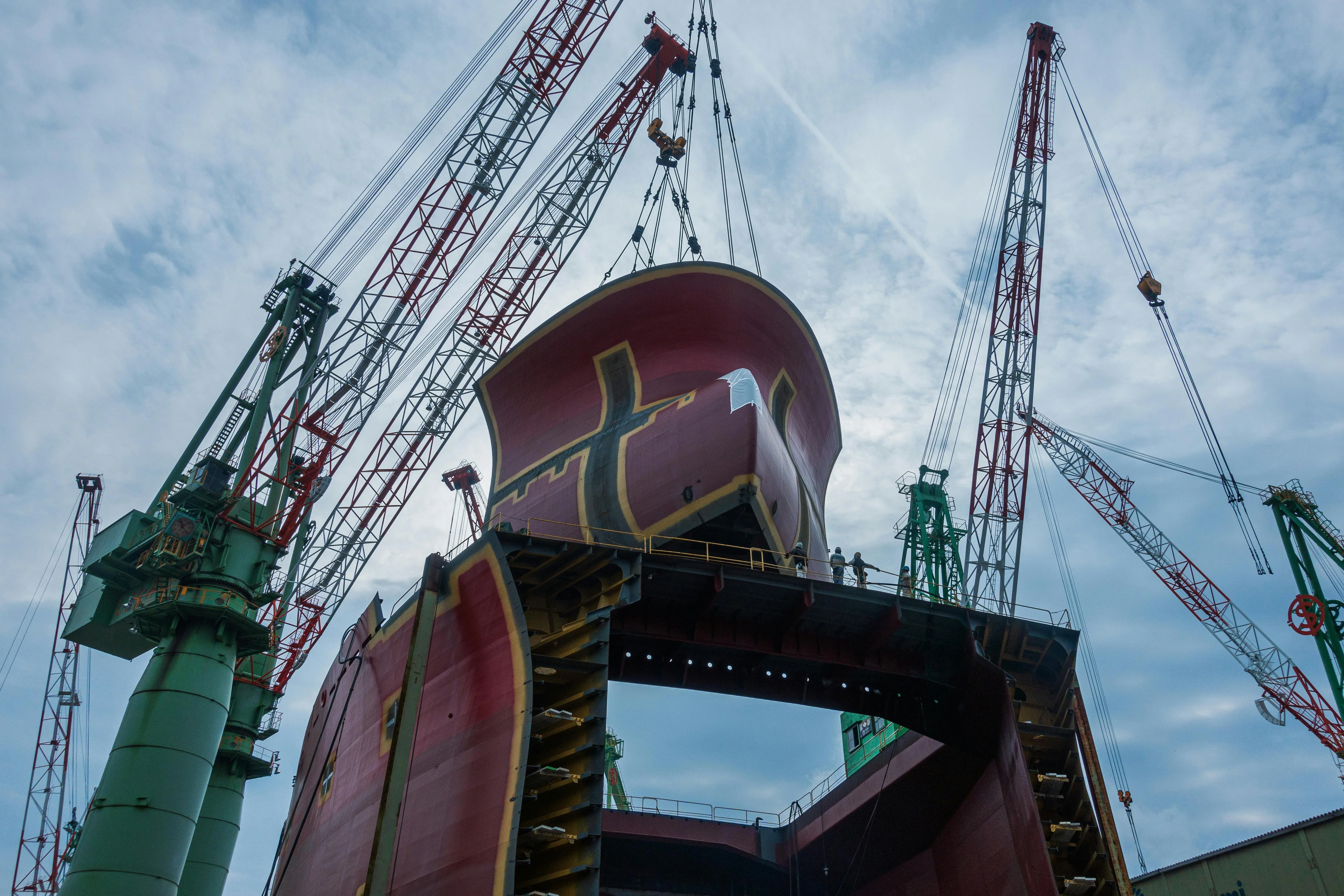 Barco en dique seco para reparaciones navales