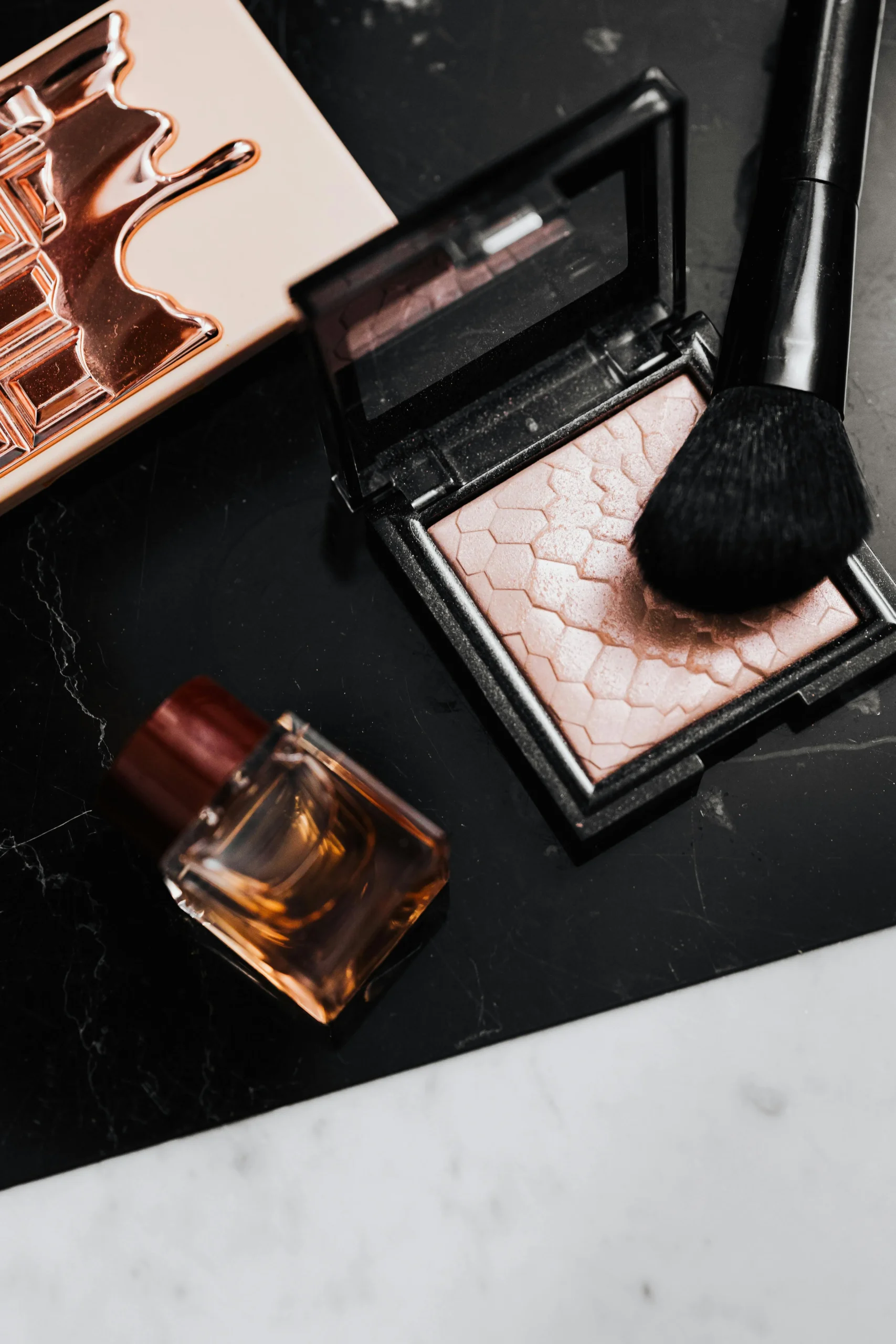 Frascos de cosmética y productos de belleza en laboratorio