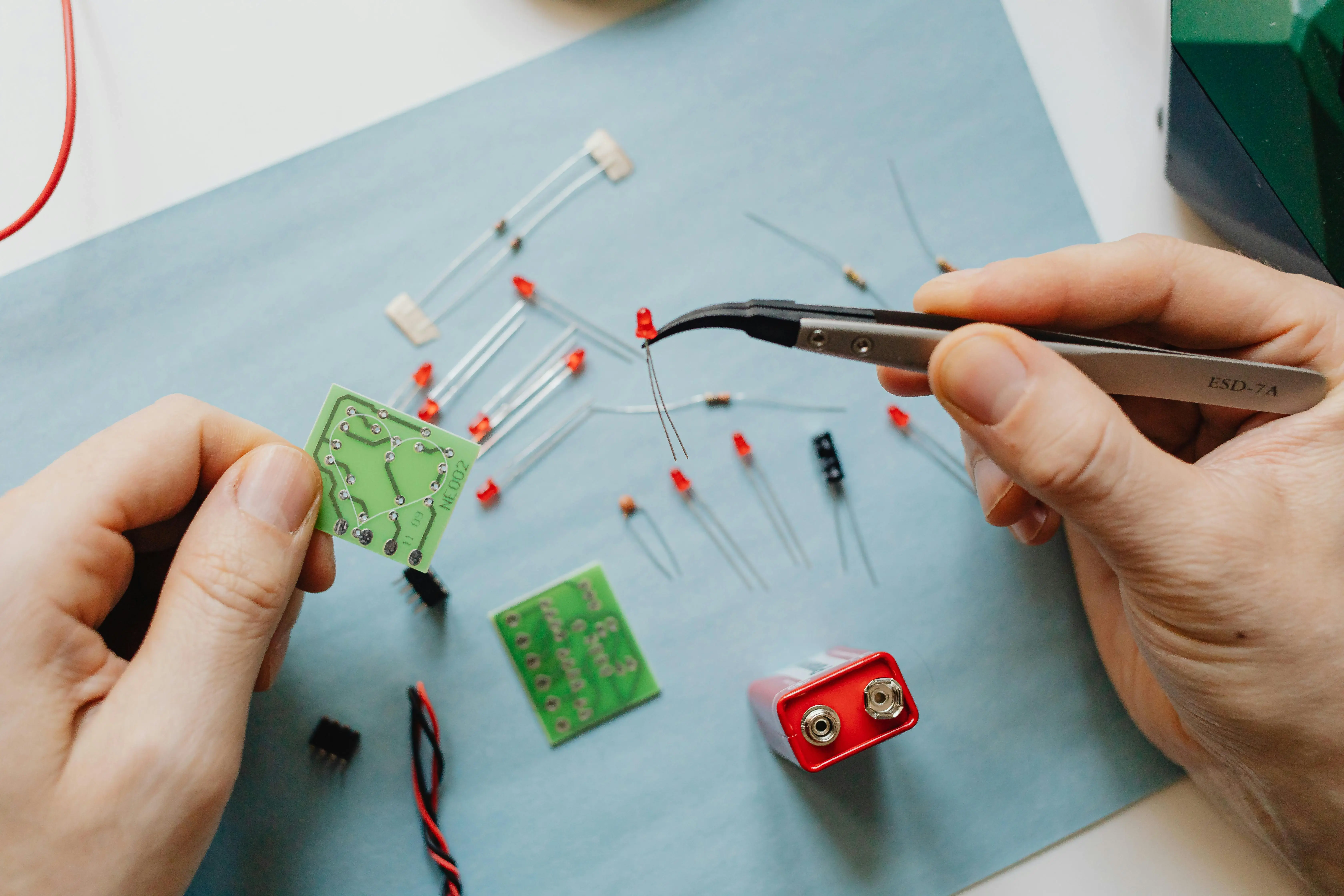 Microchips y componentes electrónicos en placa
