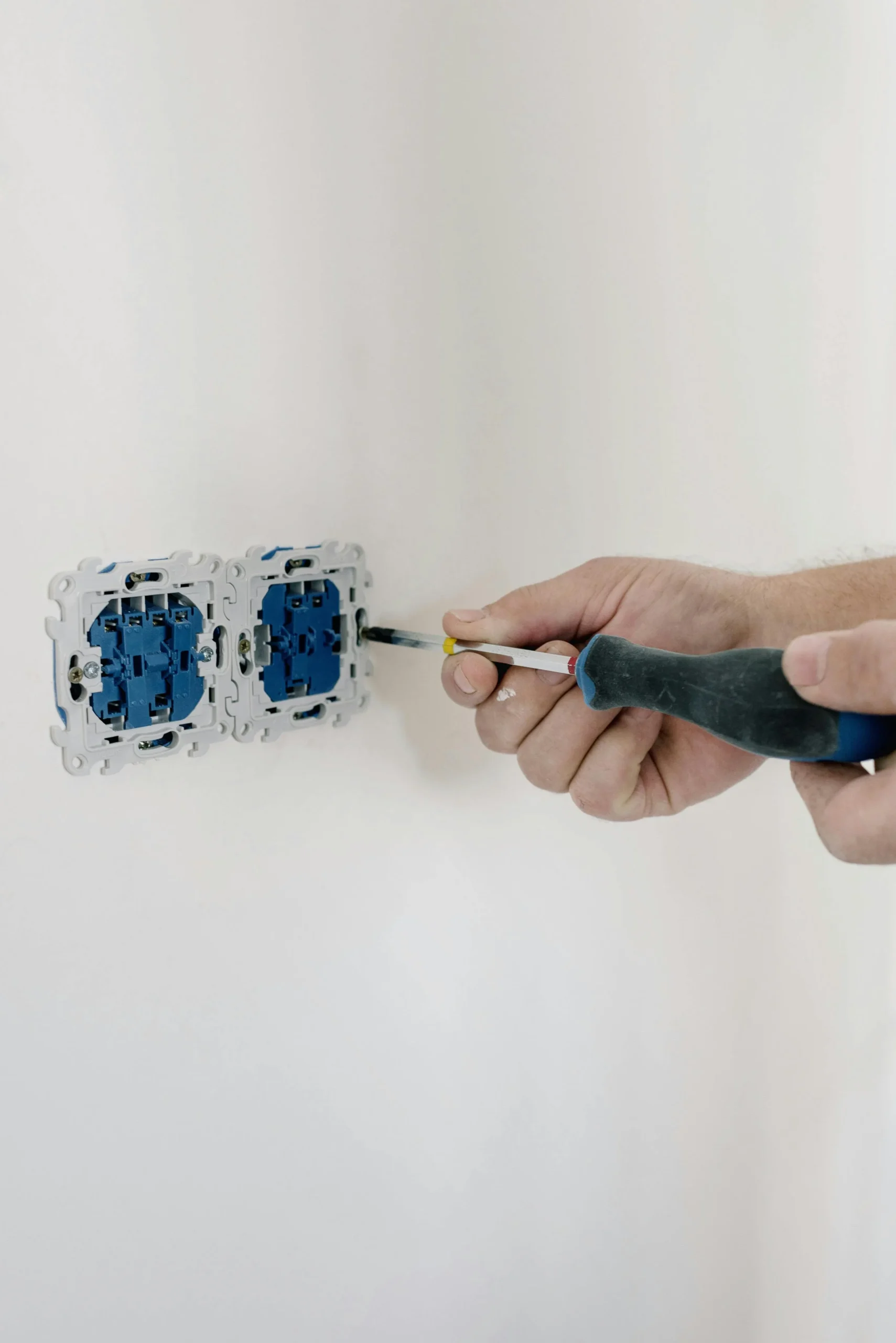 Electricista reparando una avería
