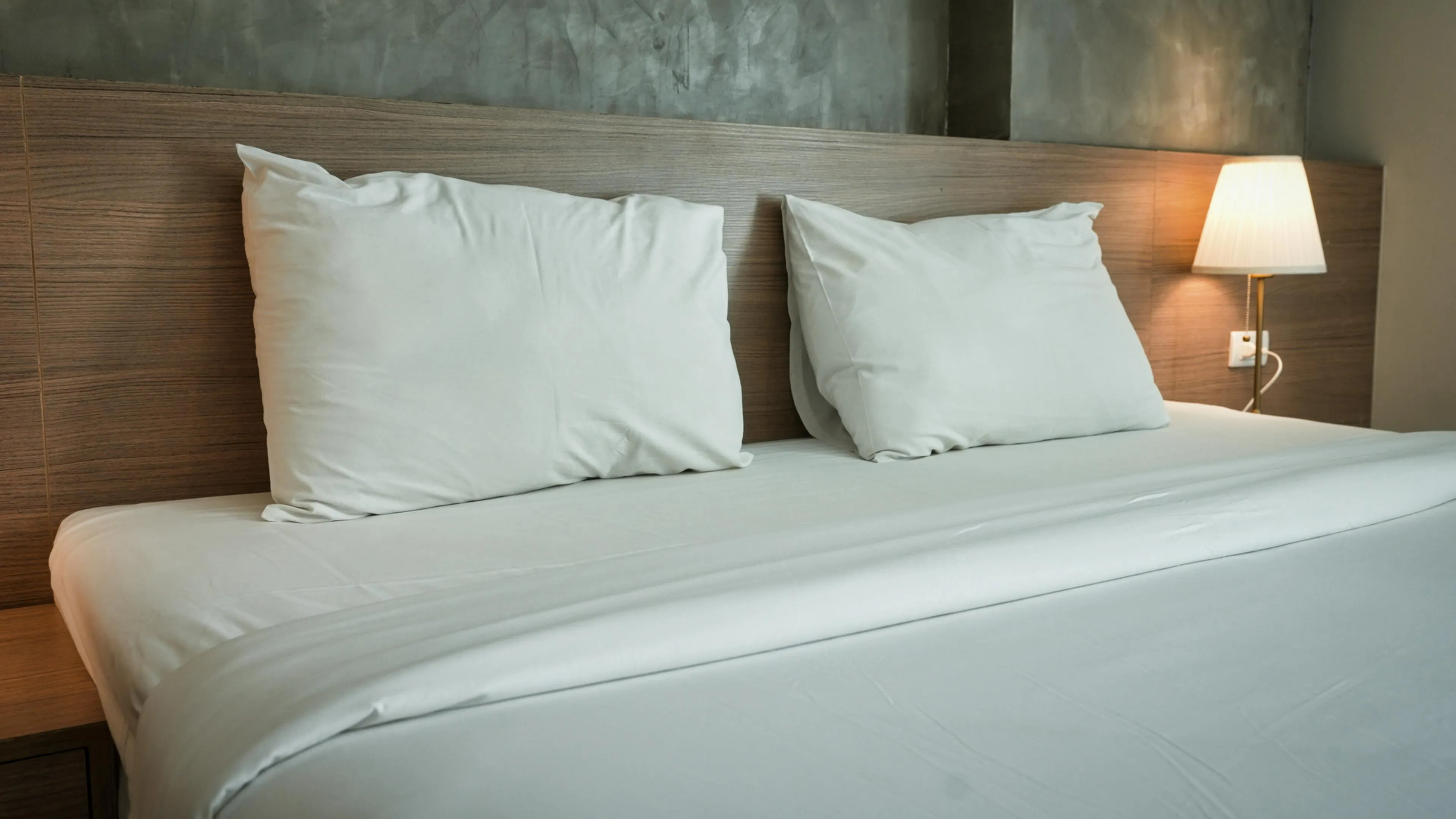 Showroom de colchones y almohadas en tienda de descanso