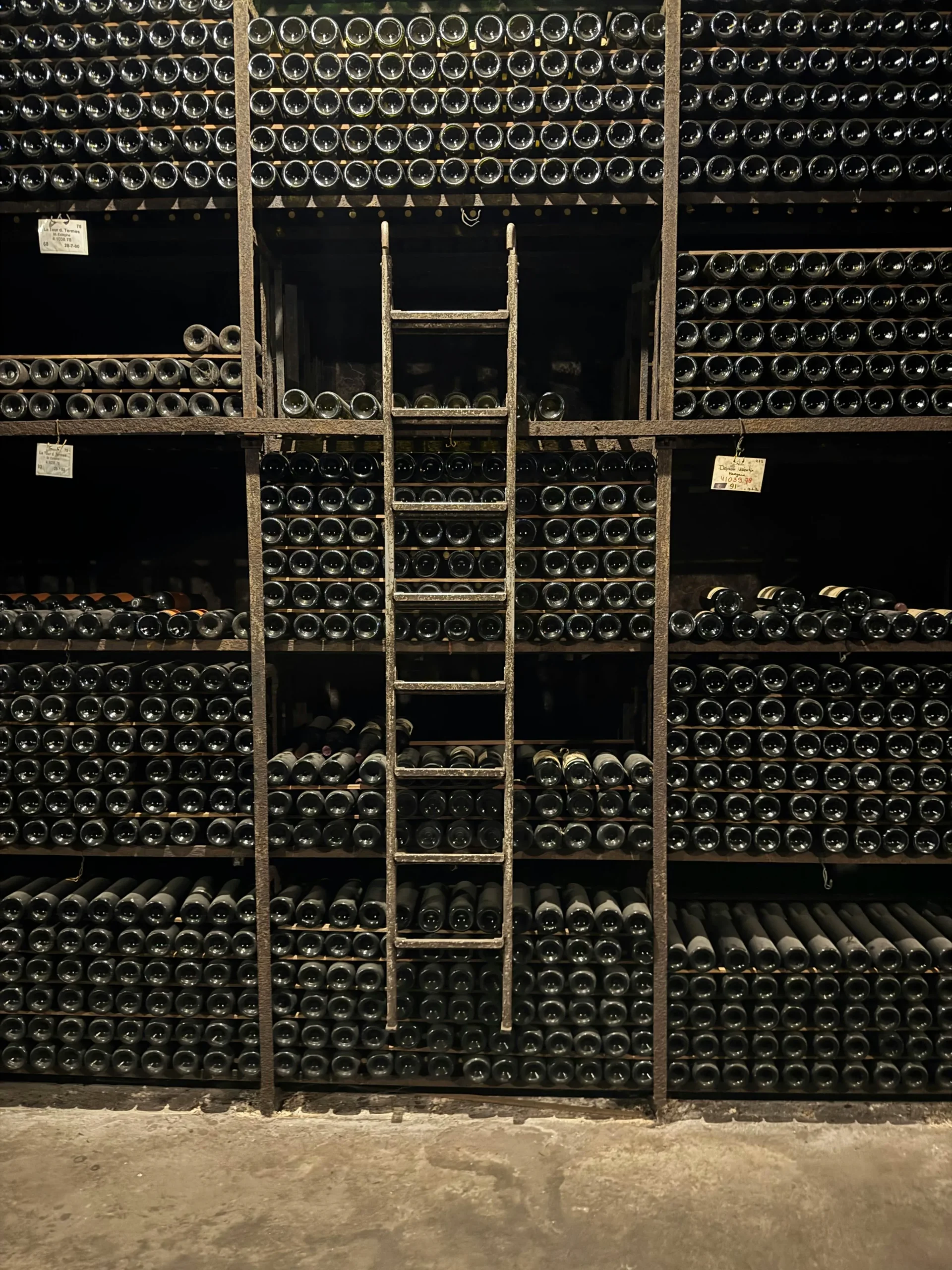 Bodega con barricas de vino