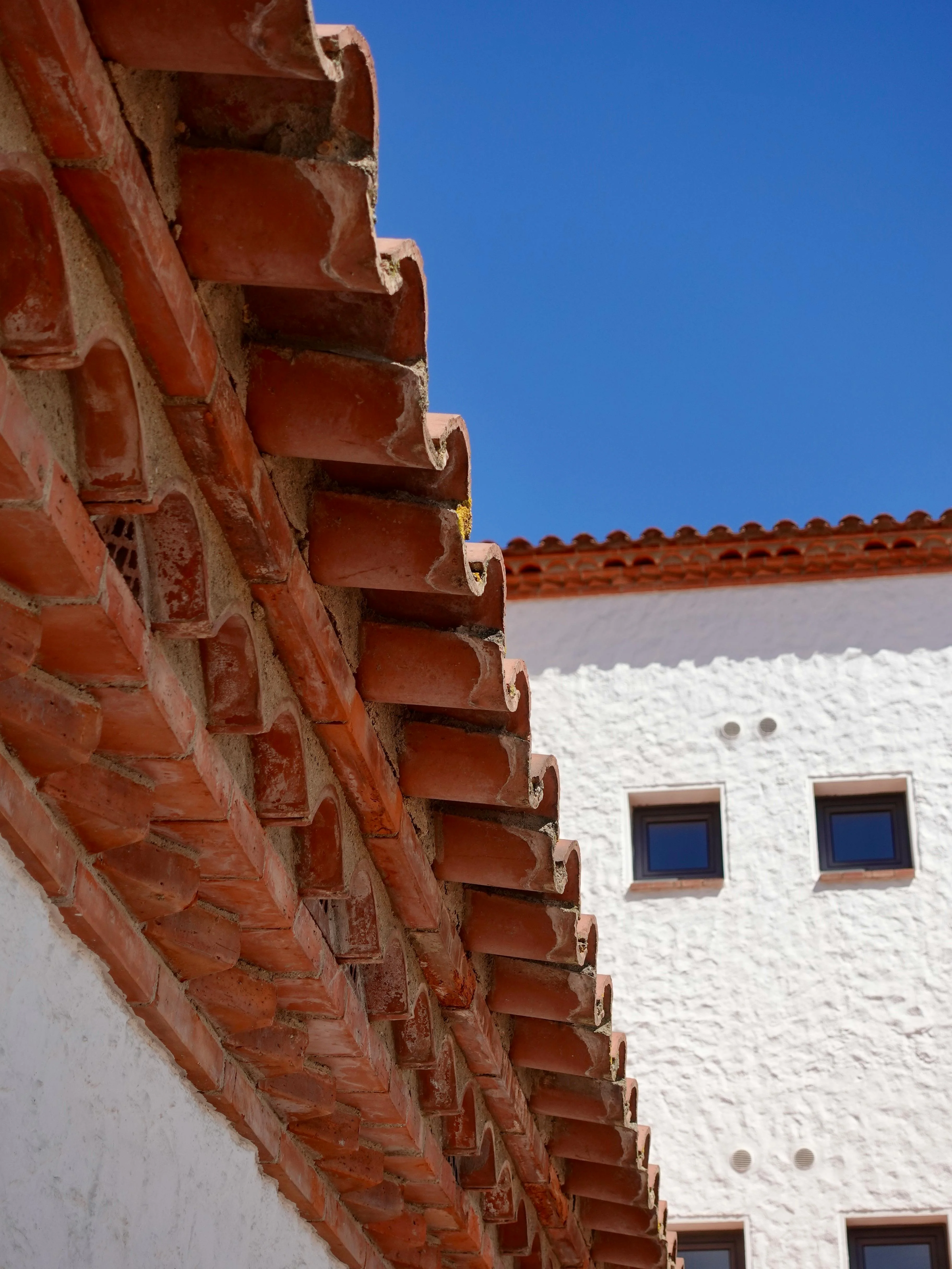 Showroom de cerámica con azulejos y pavimentos en exposición