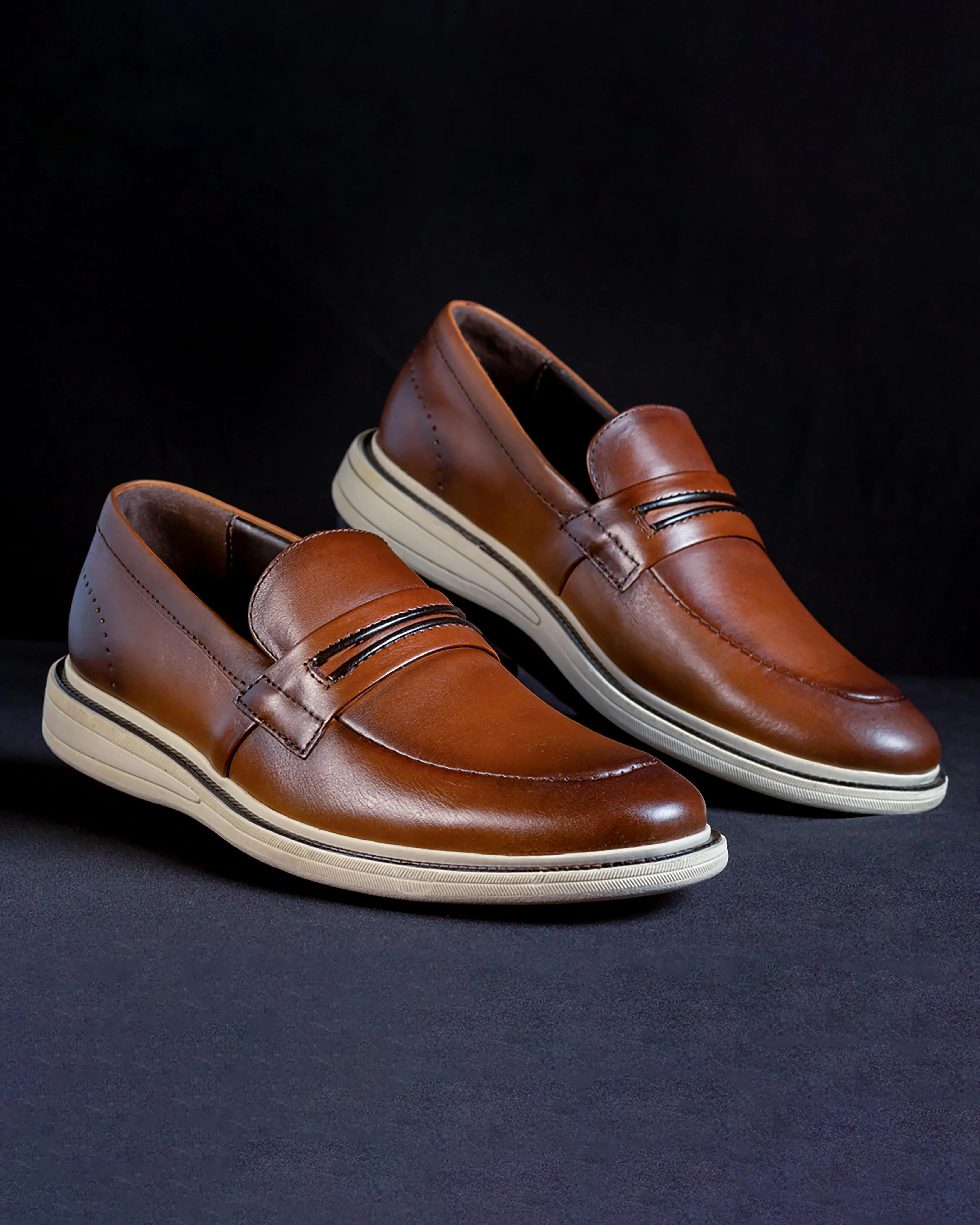 Almacén de zapatos con cajas apiladas