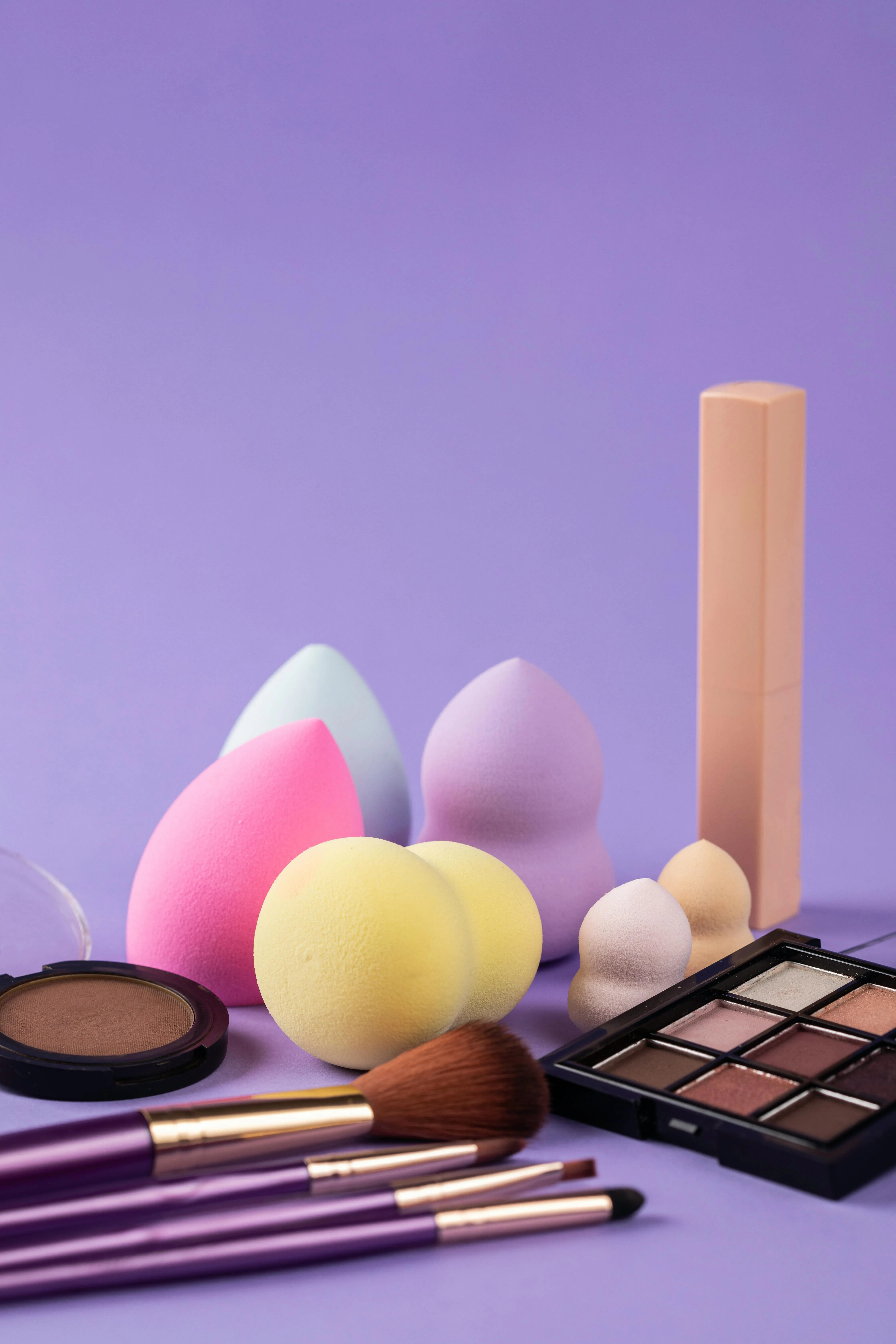 Laboratorio cosmético con matraces y frascos