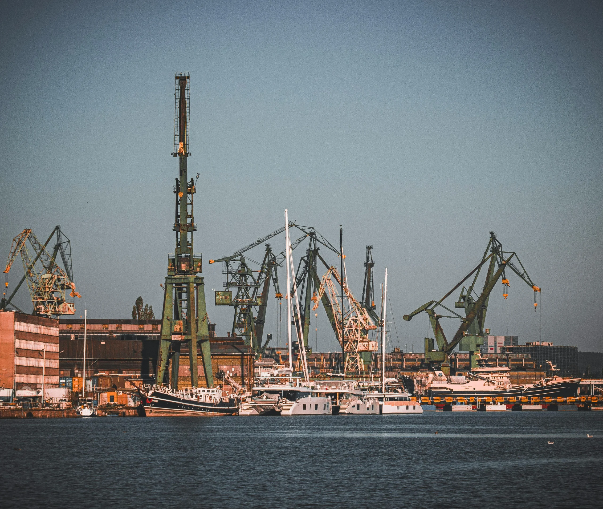 Astillero con barco en construcción y grúas