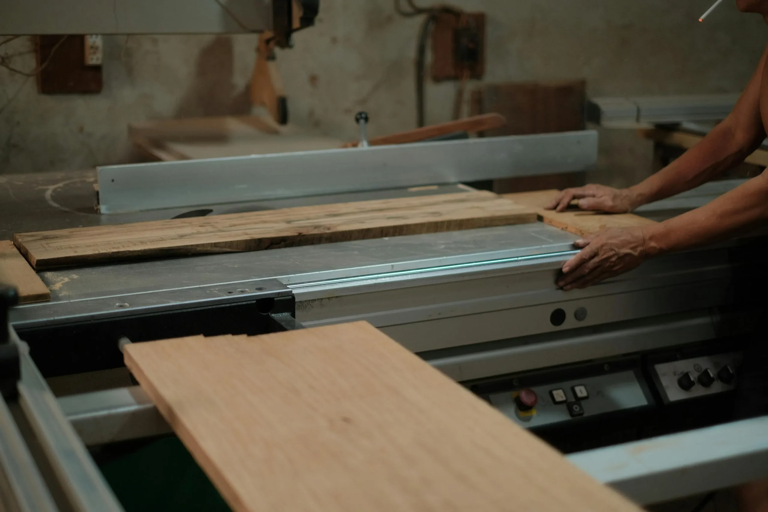 Fábrica de muebles con maquinaria y madera