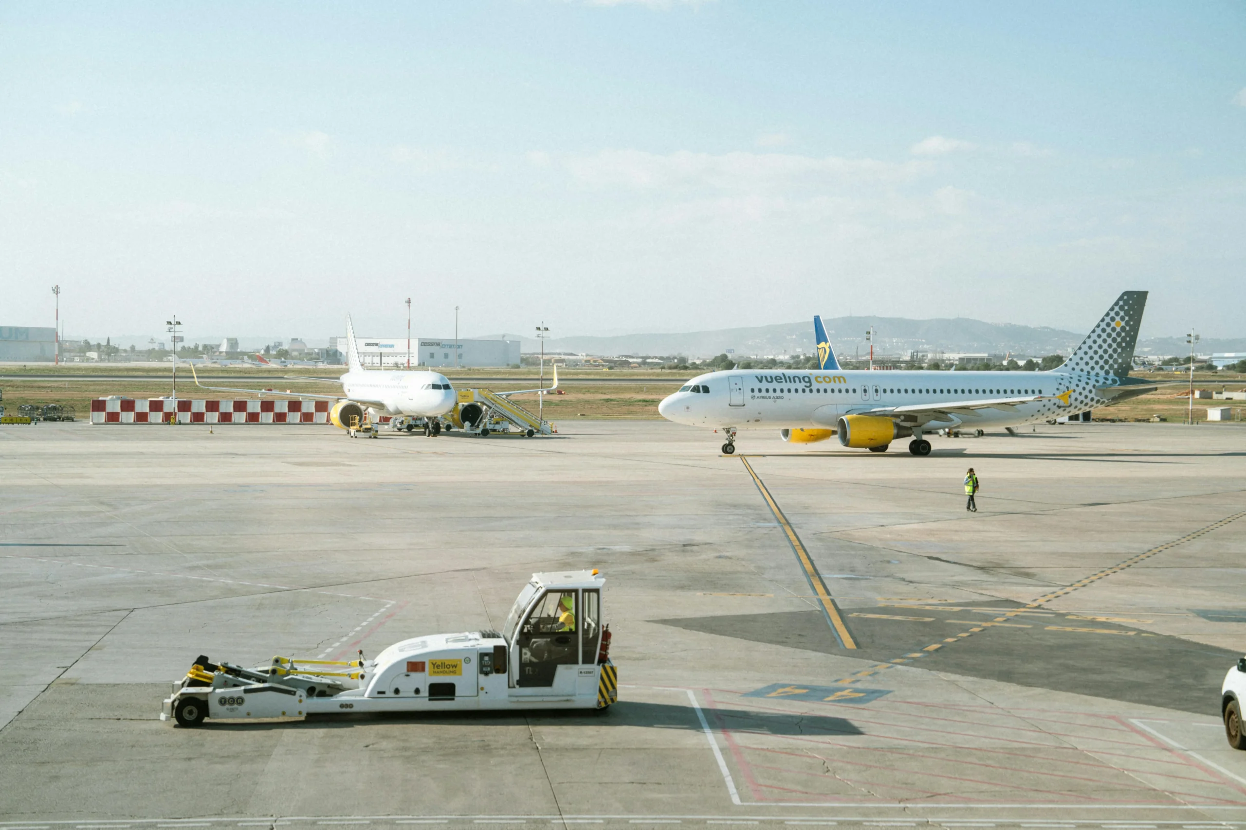 Fábrica aeronáutica con componentes de avión