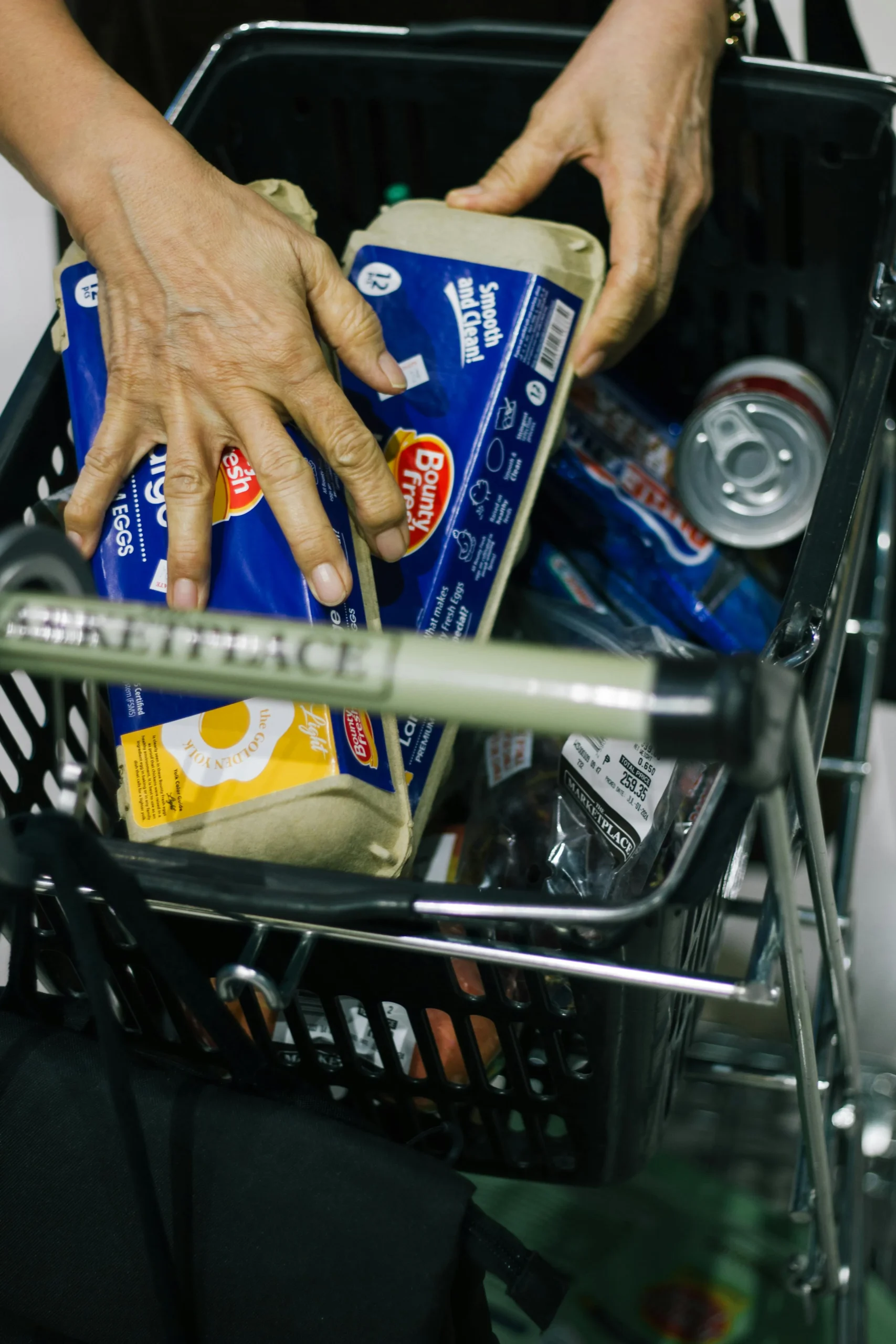 Pasillo de supermercado con productos variados