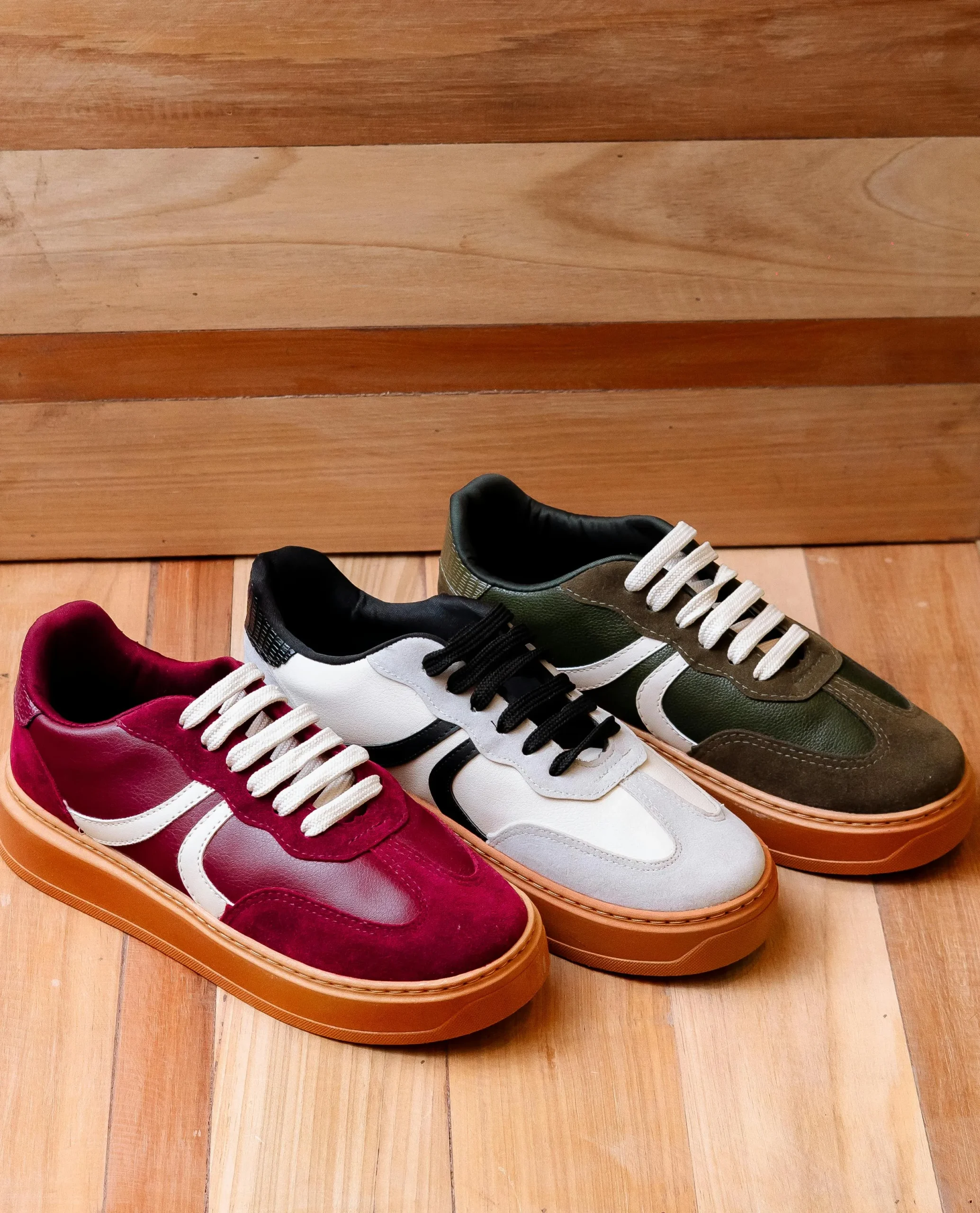 Tienda de zapatos con estanterías de calzado