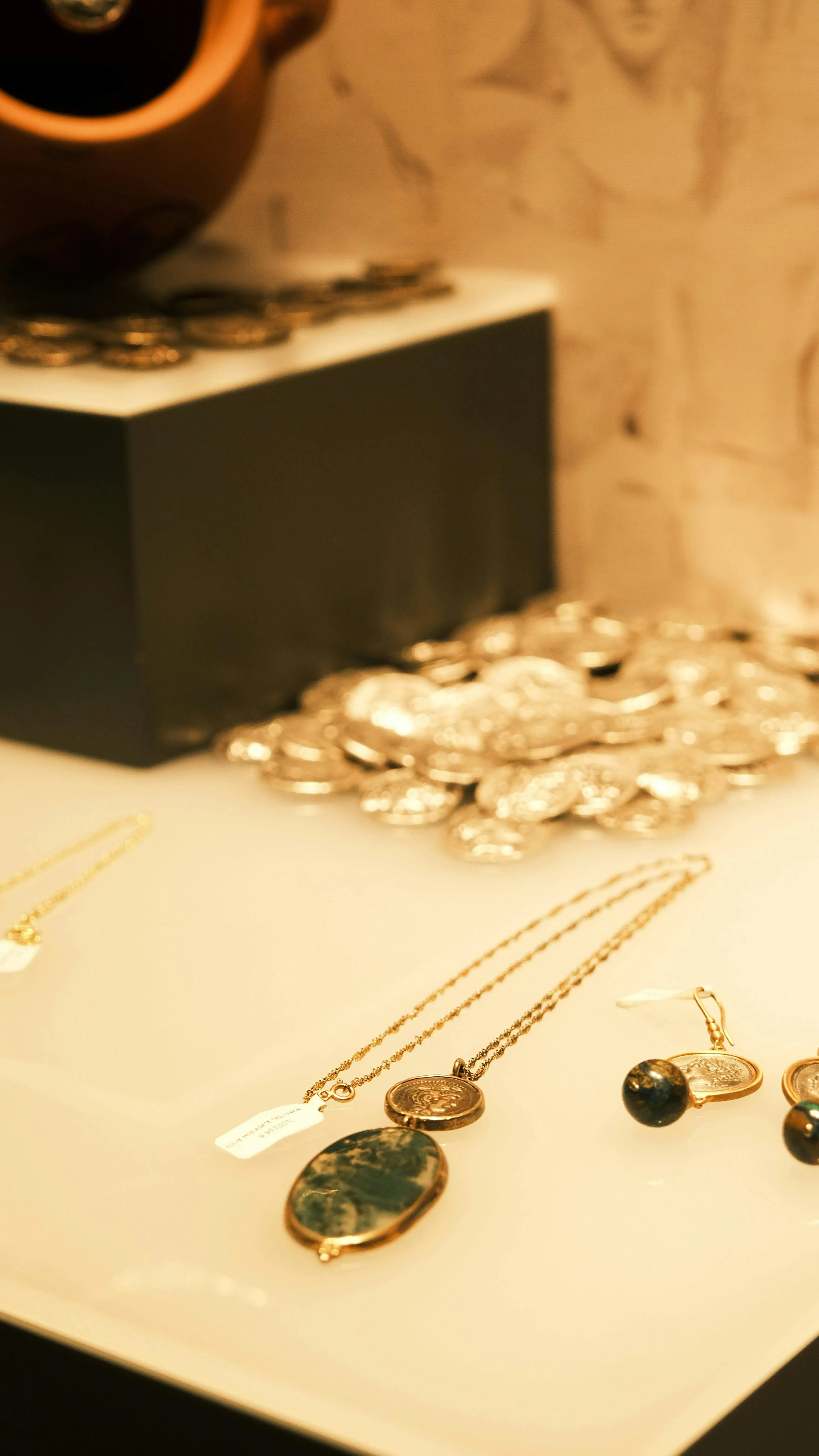 Joyería con vitrinas brillantes