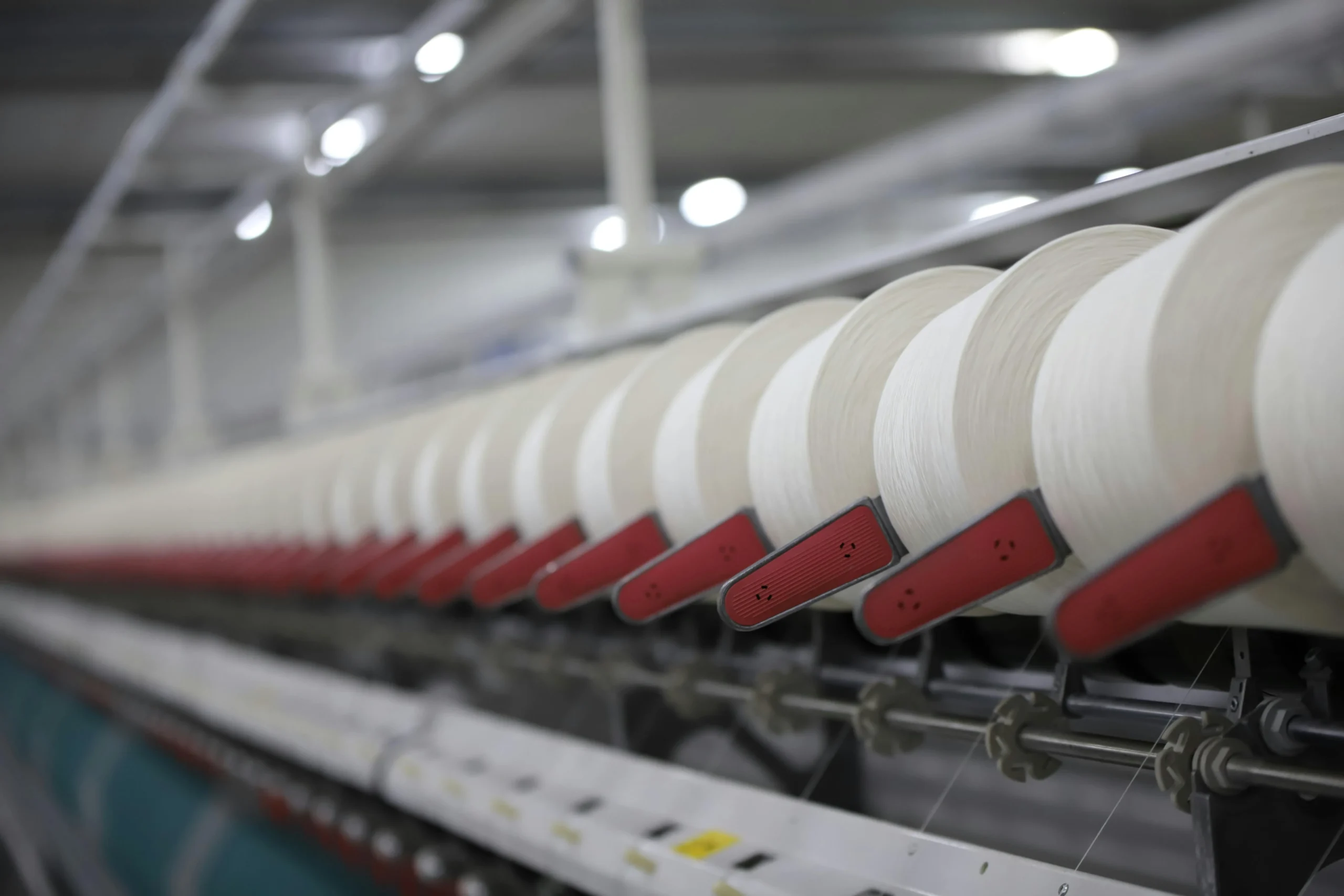 Fábrica textil con maquinaria industrial