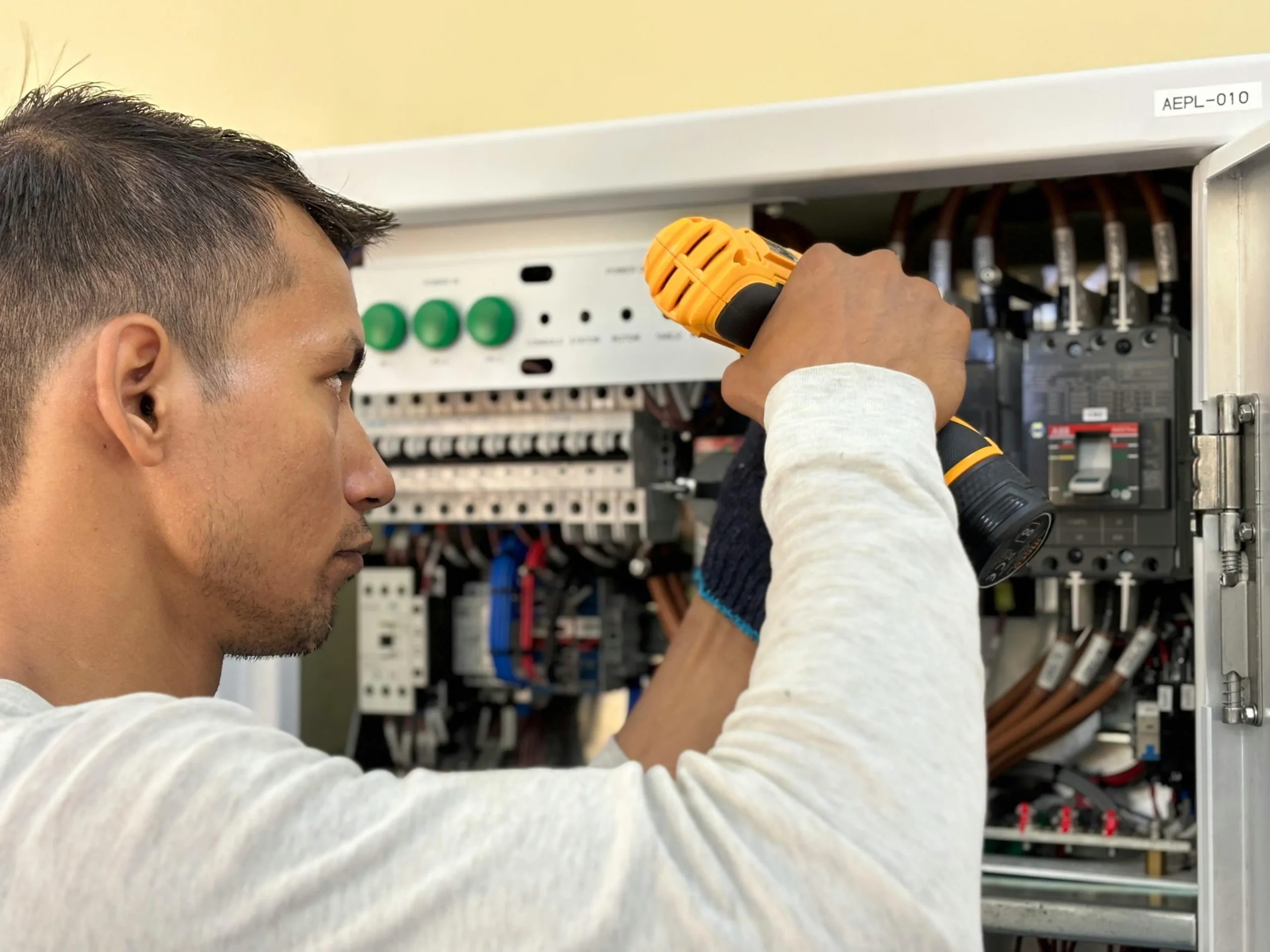 Electricista profesional con herramientas